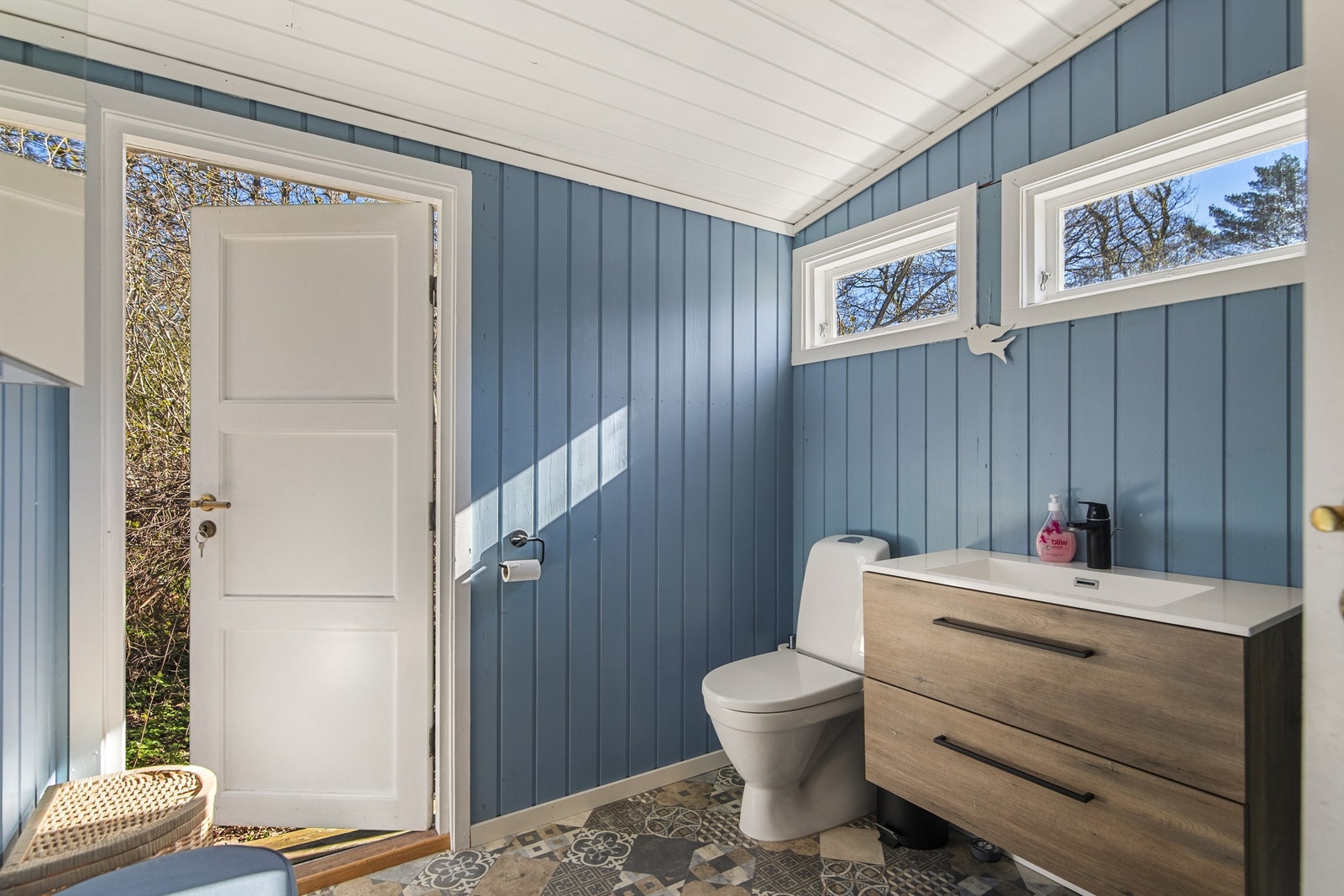 Badet ble oppgradert i 2020. Hytta har innlagt kommunalt vann og avløp (tilrettelagt for sommervann). Badet er utstyrt med dusjkabinett med dusj, innredning og gulvstående toalett. Galleribilde