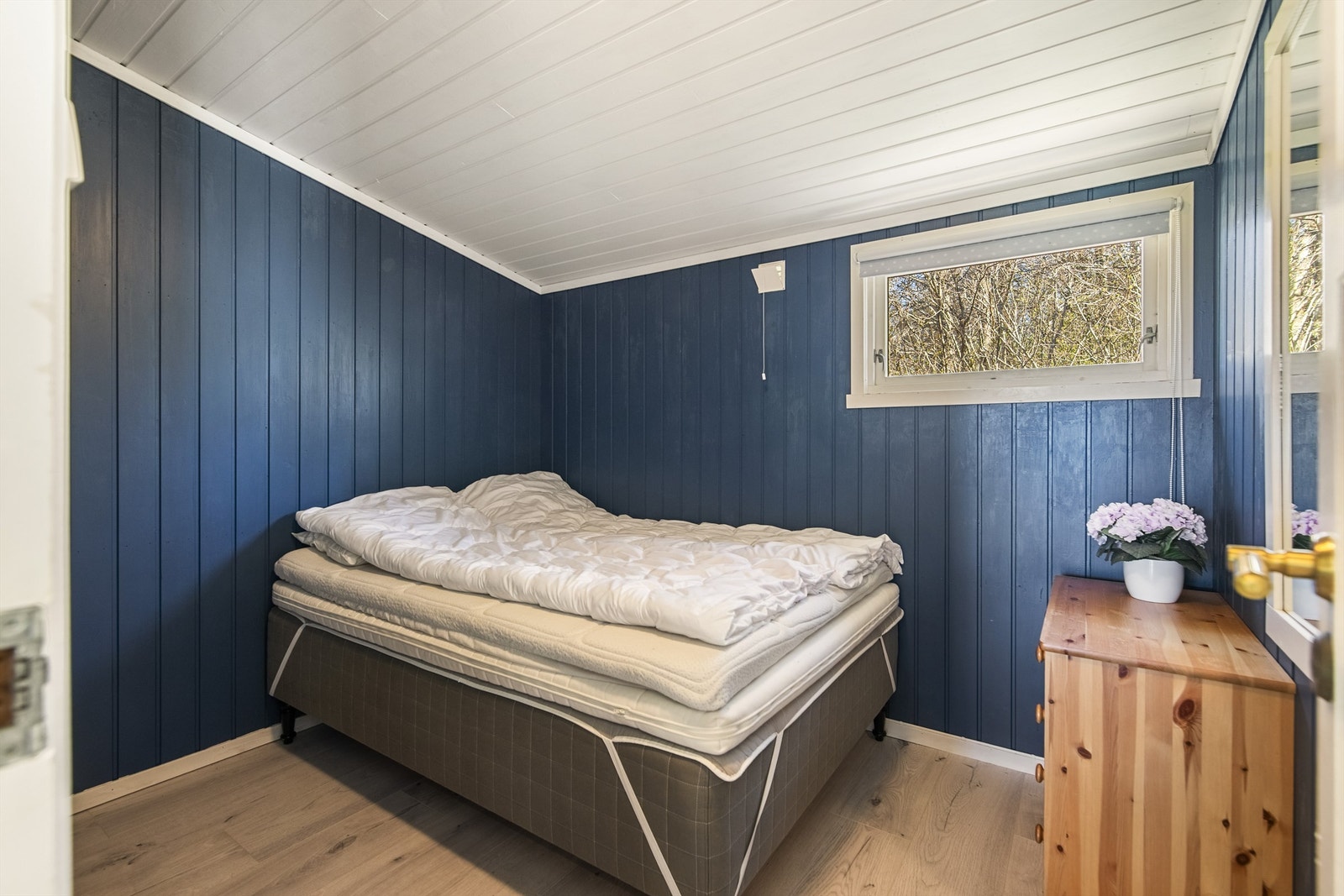 Lyst og romslig hovedsoverom med maritimt fargevalg (ikke søkt eller godkjent for varig opphold). Galleribilde