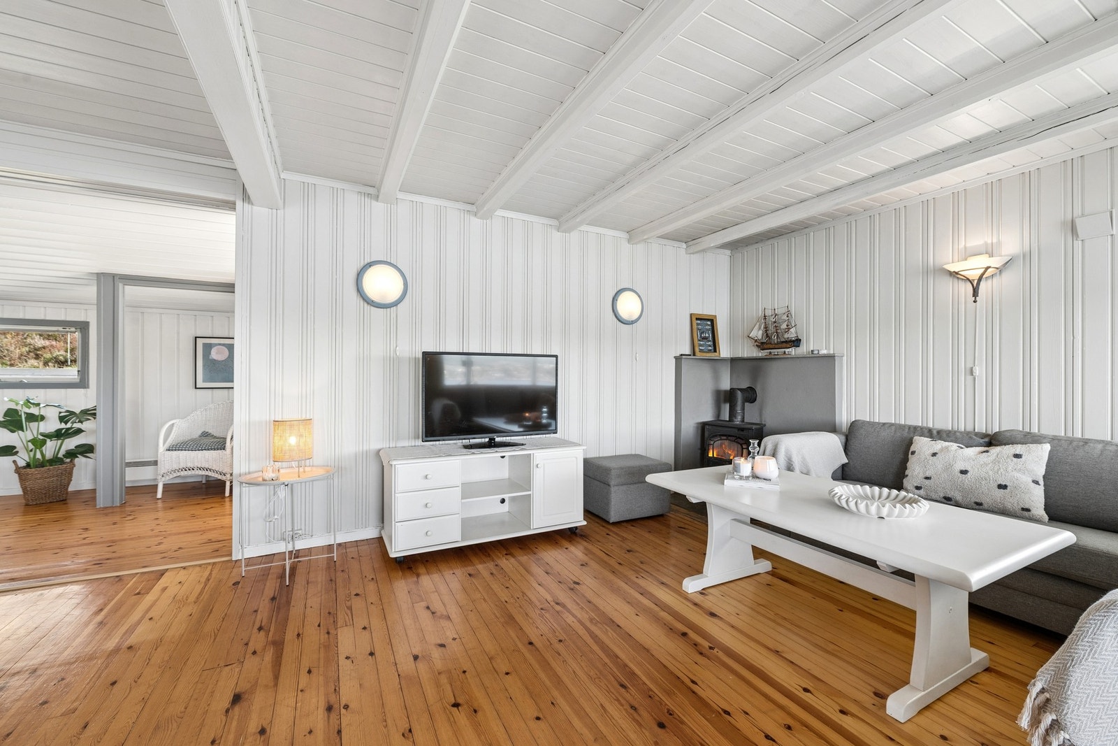Stuen innbyr til koselige og sosiale stunder med familie og venner, med god plass til samvær. Galleribilde