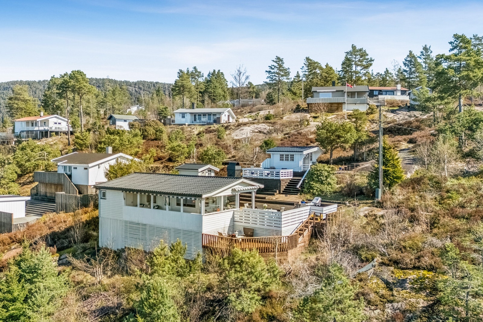 Hytta har en fin og tilbaketrukket beliggenhet i et etablert hytteområde, med gode solforhold og trivelige uteområder. Galleribilde