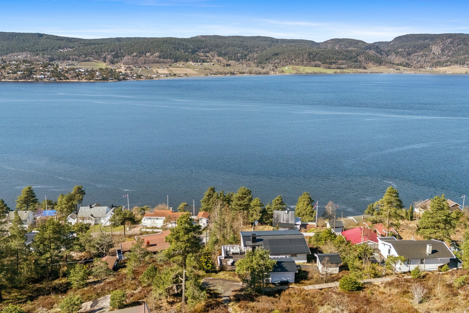 Hytta ligger i et veletablert og attraktivt fritidsboligområde med naturskjønne omgivelser og flott utsikt. Galleribilde