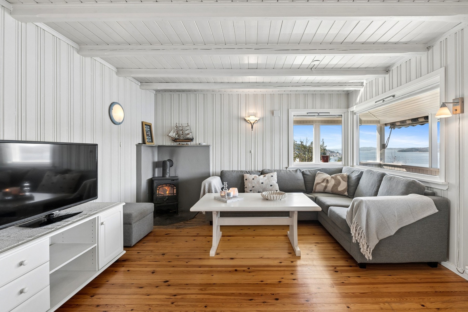 I stuen finner du en vedovn som skaper en lun og hyggelig atmosfære, perfekt for kjølige kvelder på hytta. Galleribilde