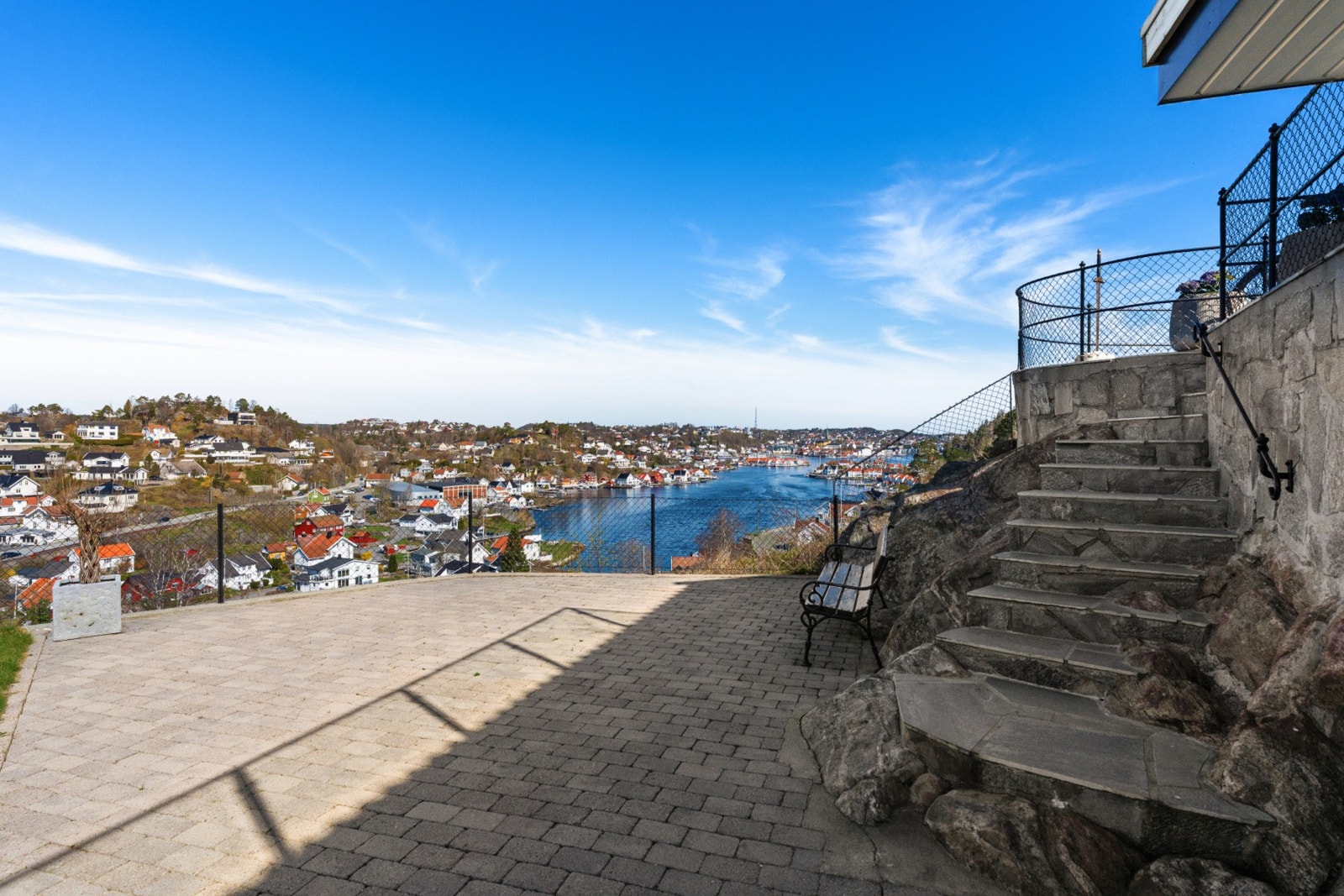 Eksklusiv uteplass med panorama over sjø og landskap - skapt for livskvalitet. Galleribilde