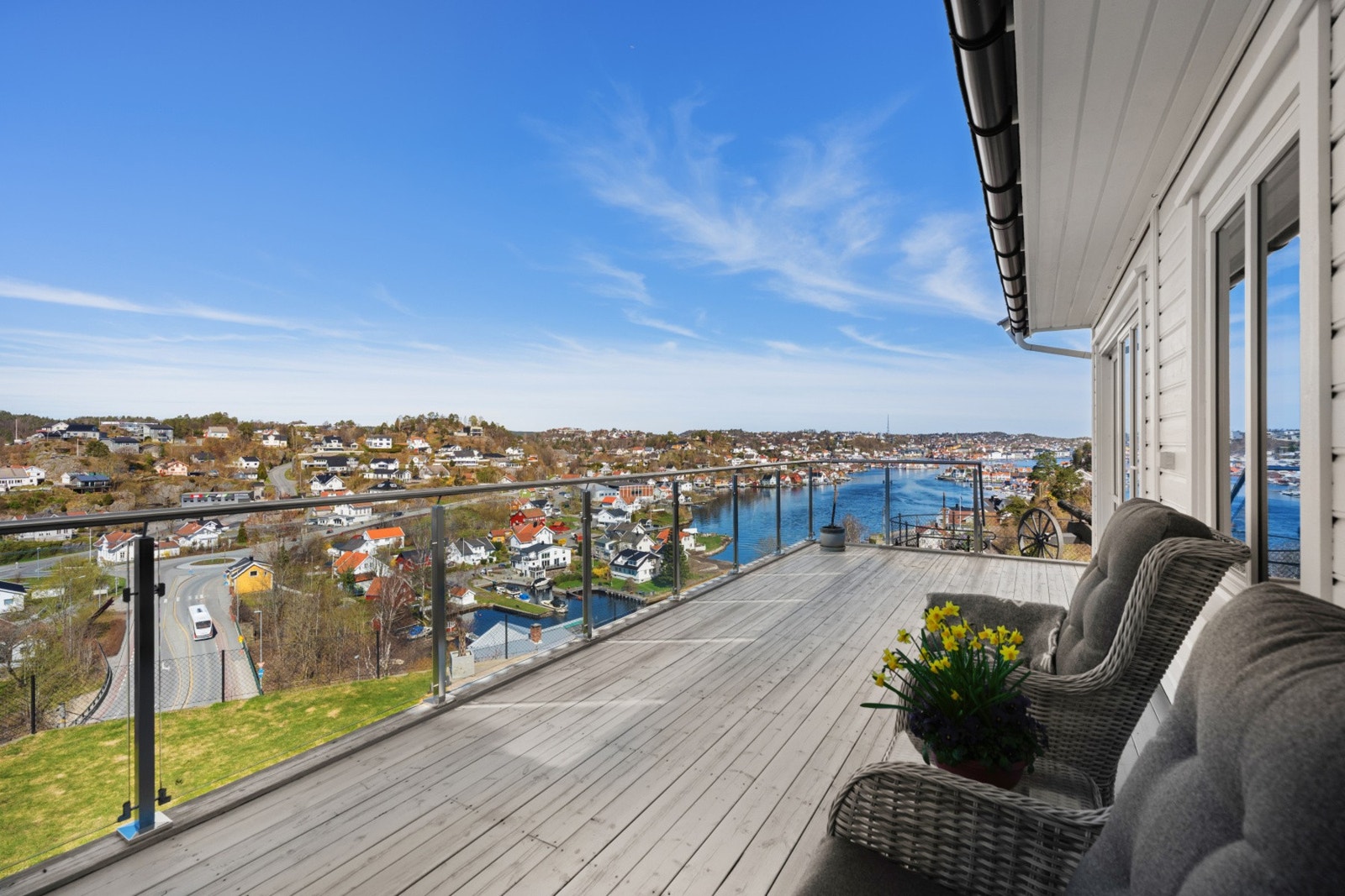 Fantastisk sjøutsikt, suverene solforhold og en sentral beliggenhet som gir det beste av begge verdener. Galleribilde