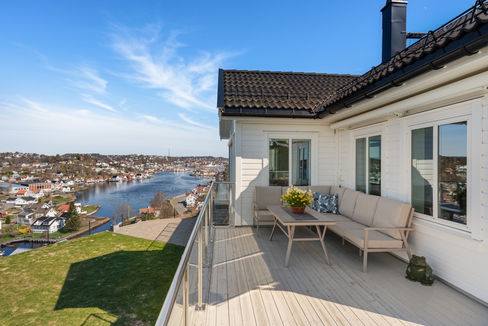En terrasse som virkelig leverer - utsikt, sol og komfort i perfekt kombinasjon. Galleribilde