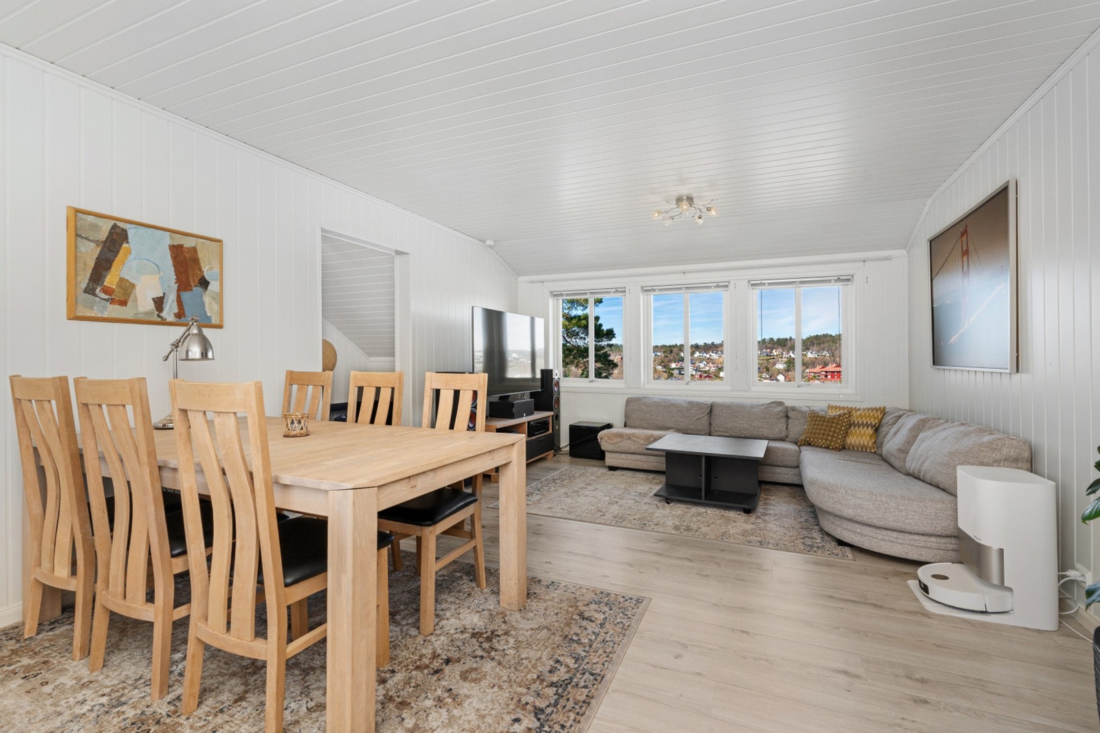 Stue og spisestue i harmonisk samspill - ideelt for både hverdag og gjester. Galleribilde