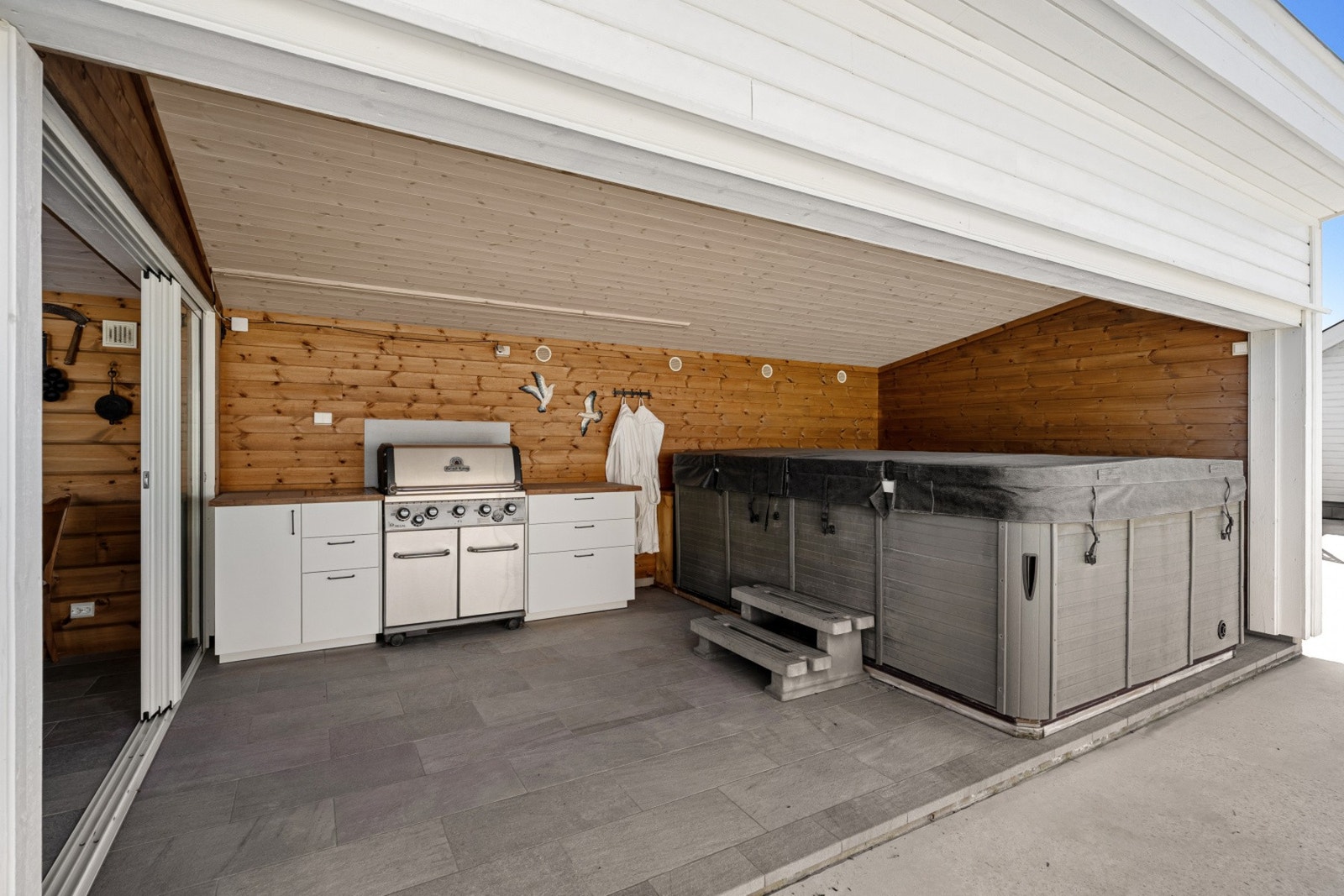Gjennomført uteområde med både utekjøkken og spa - luksus i hverdagen. Galleribilde