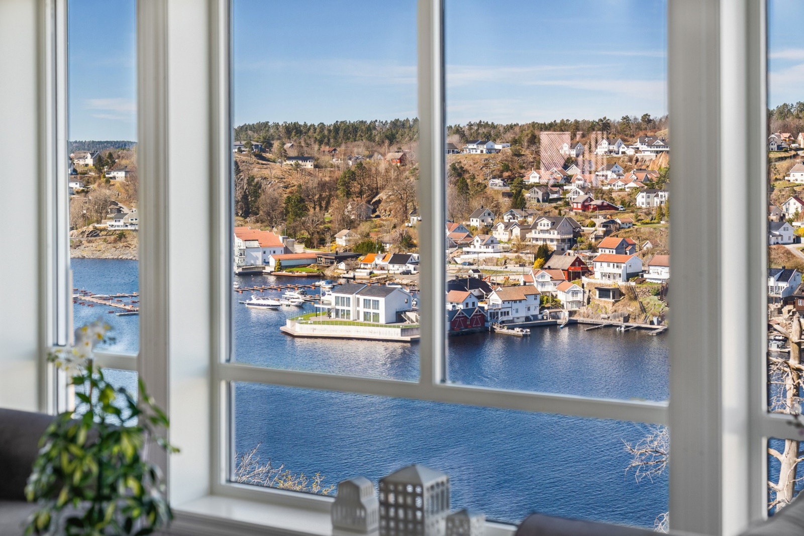 Sjøen som nærmeste nabo - nyt utsikt over vann, båtliv og sjarmerende omgivelser året rundt. Galleribilde