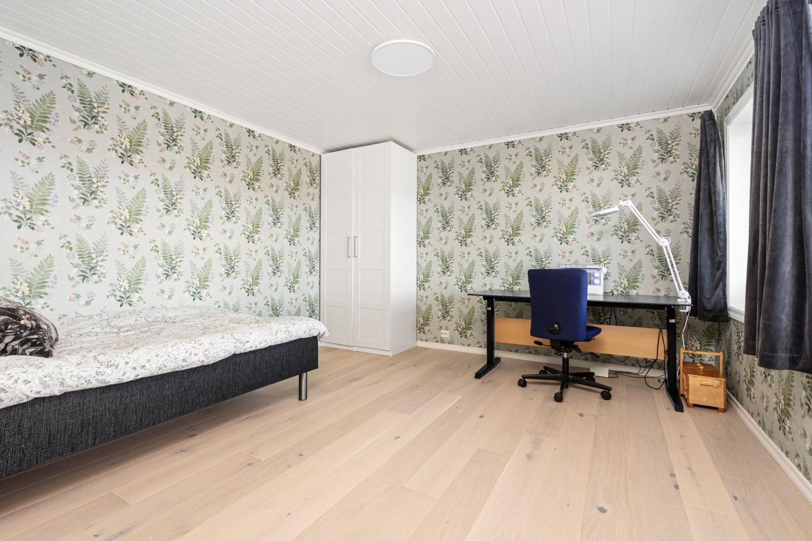 Innbydende soverom med naturlig lys og praktisk planløsning. Galleribilde
