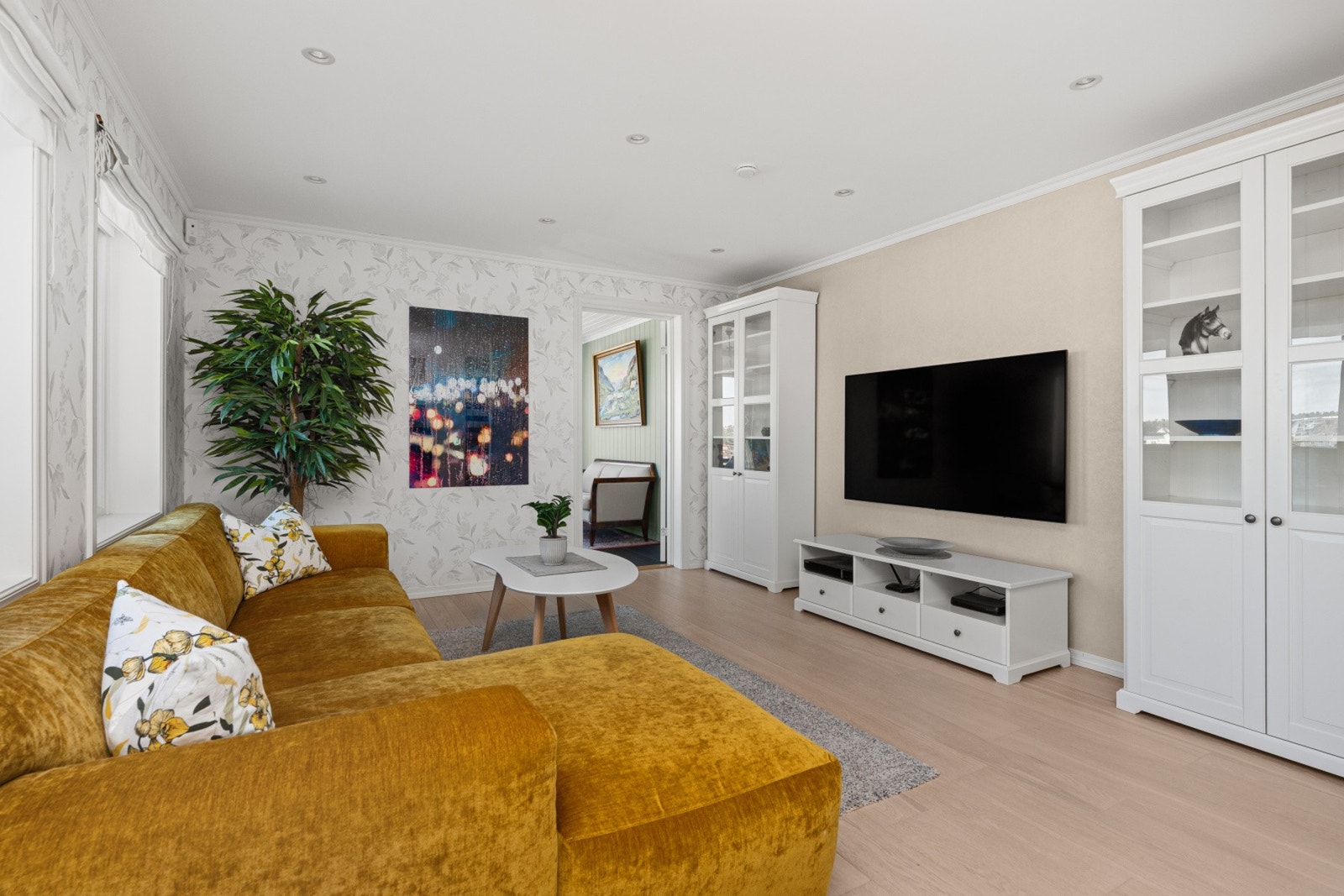 Perfekt del av stuen som har plass til både sofagruppe og mediesone. Galleribilde