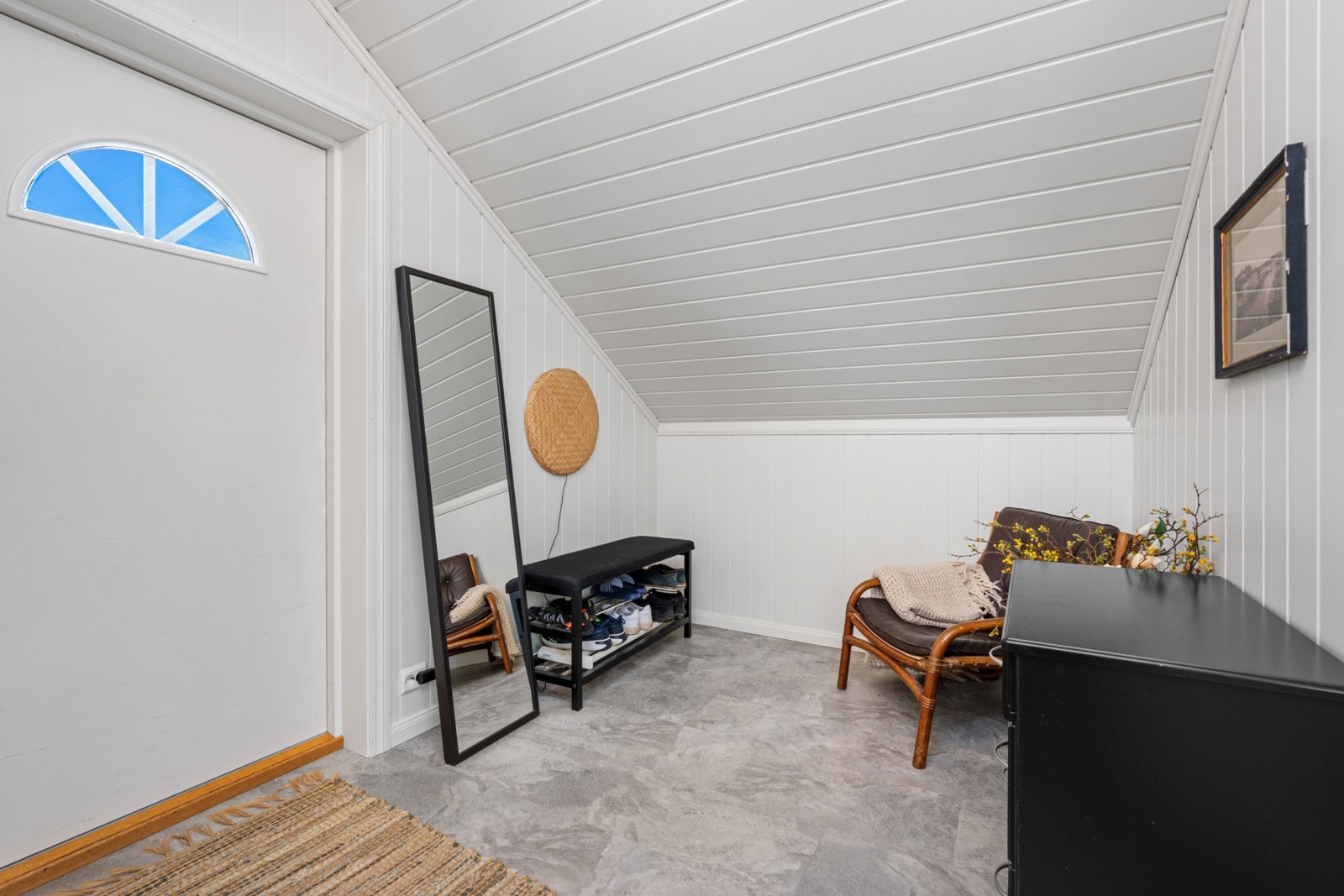 Praktisk og romslig entré med god oppbevaringsplass og fleksible løsninger. Galleribilde