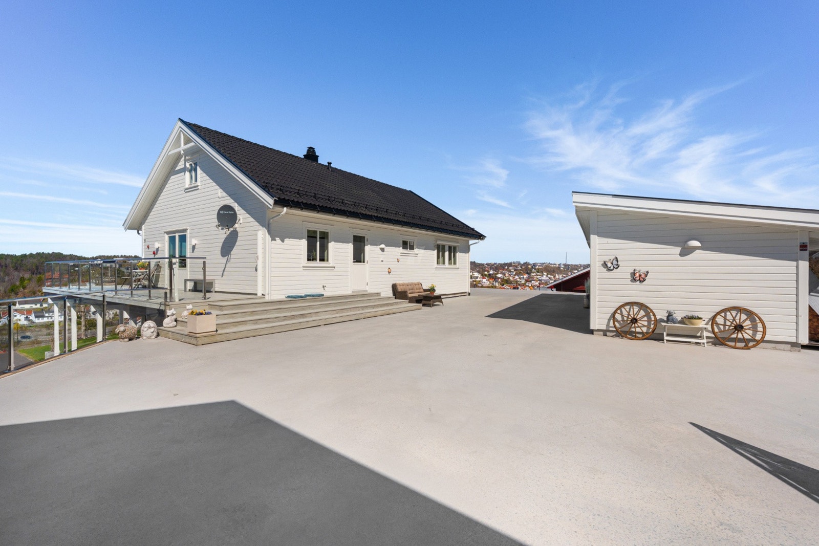 Lettstelt og romslig terrasseområde med slipt betongdekke - her er det plass til både hverdag og gjester. Galleribilde