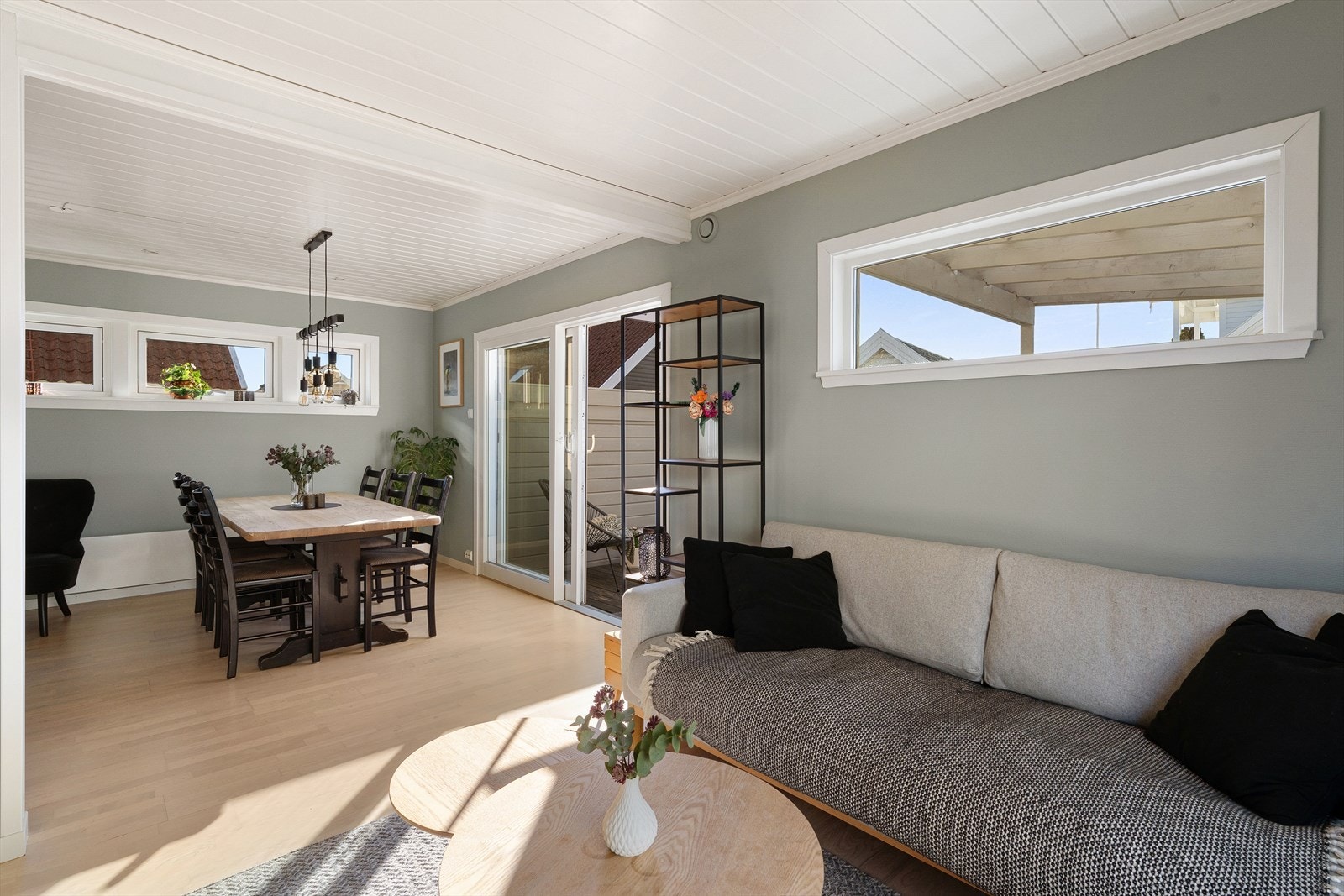 Fra stuen er det utgang til terrassen gjennom en skyvedør i malt tre fra 2018. Galleribilde