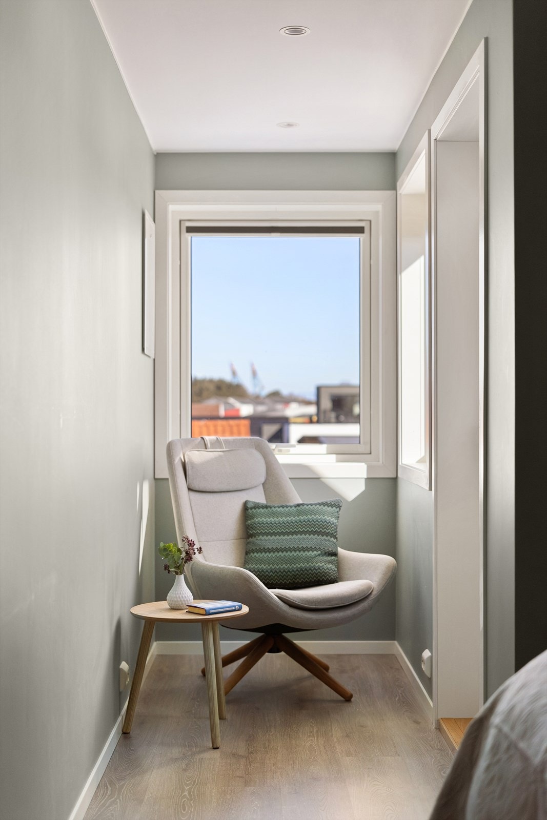 En hyggelig krok på hovedsoverommet, perfekt som lesehjørne. Galleribilde