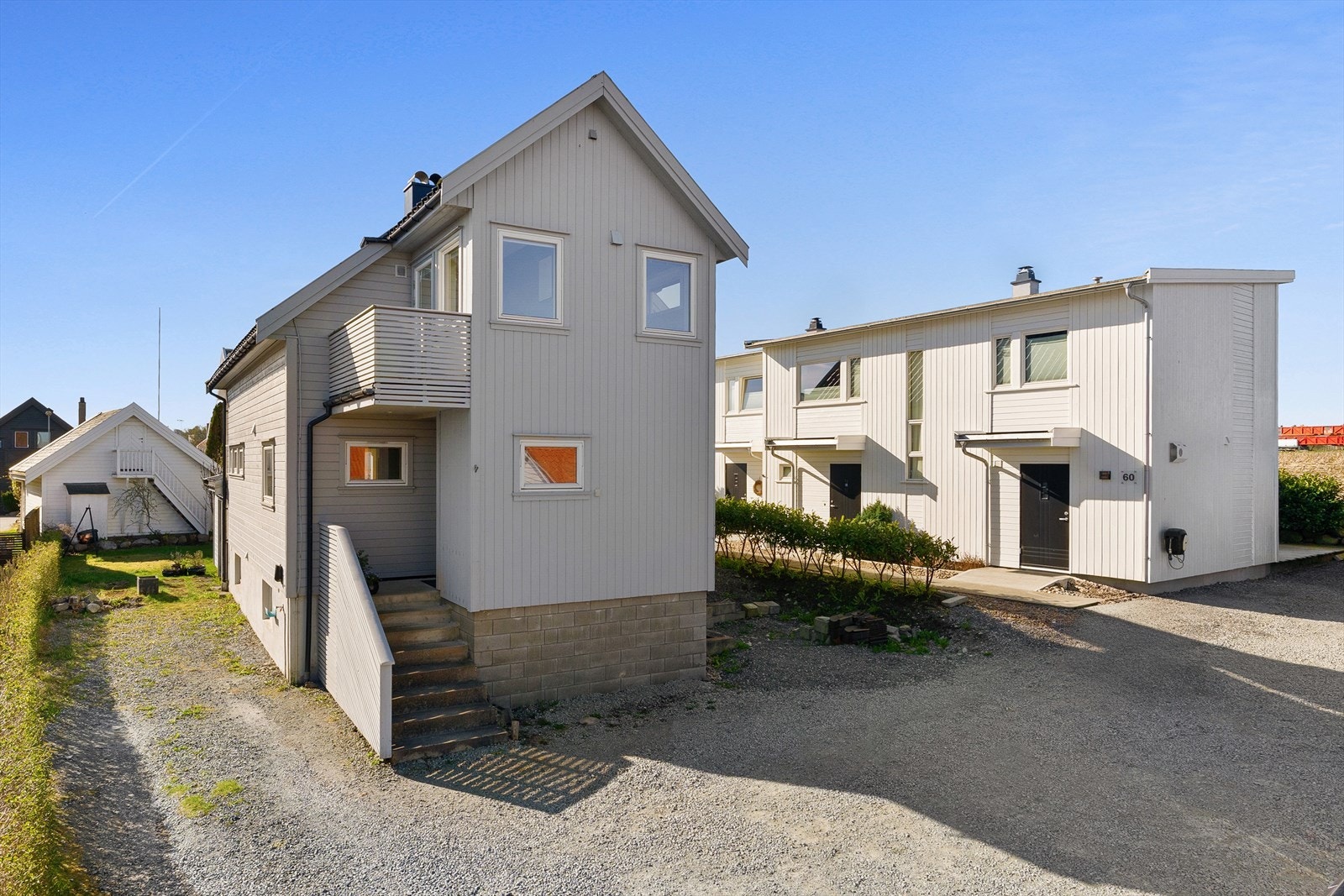 Eneboligen ble tilbygget mot nord i 2015, og fremstår i dag som en moderne og funksjonell familiebolig over tre plan. Galleribilde