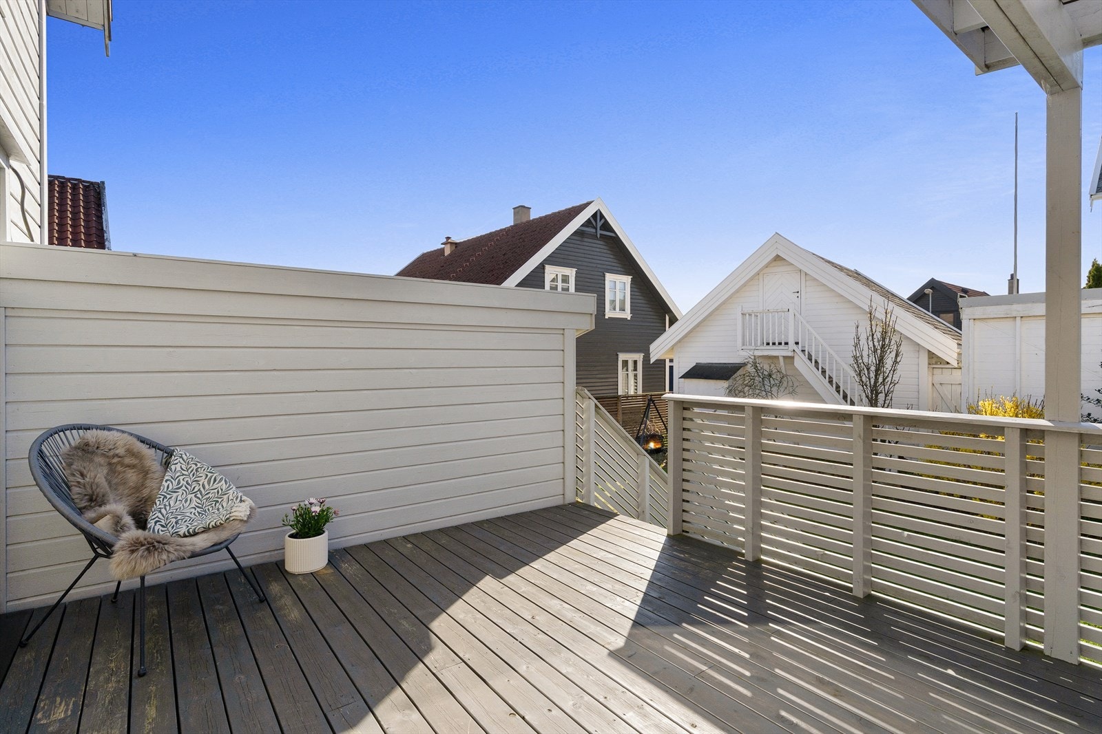 Terrassen har god plass til både sittegruppe og grill, og er en flott forlengelse av stuen. Galleribilde