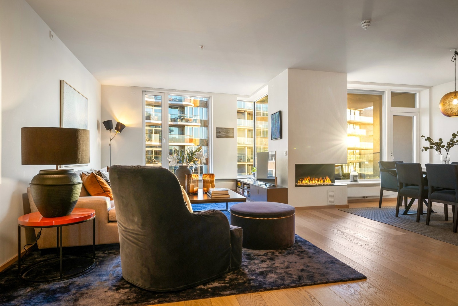 God plass til sofa og ulike sittegrupper Galleribilde