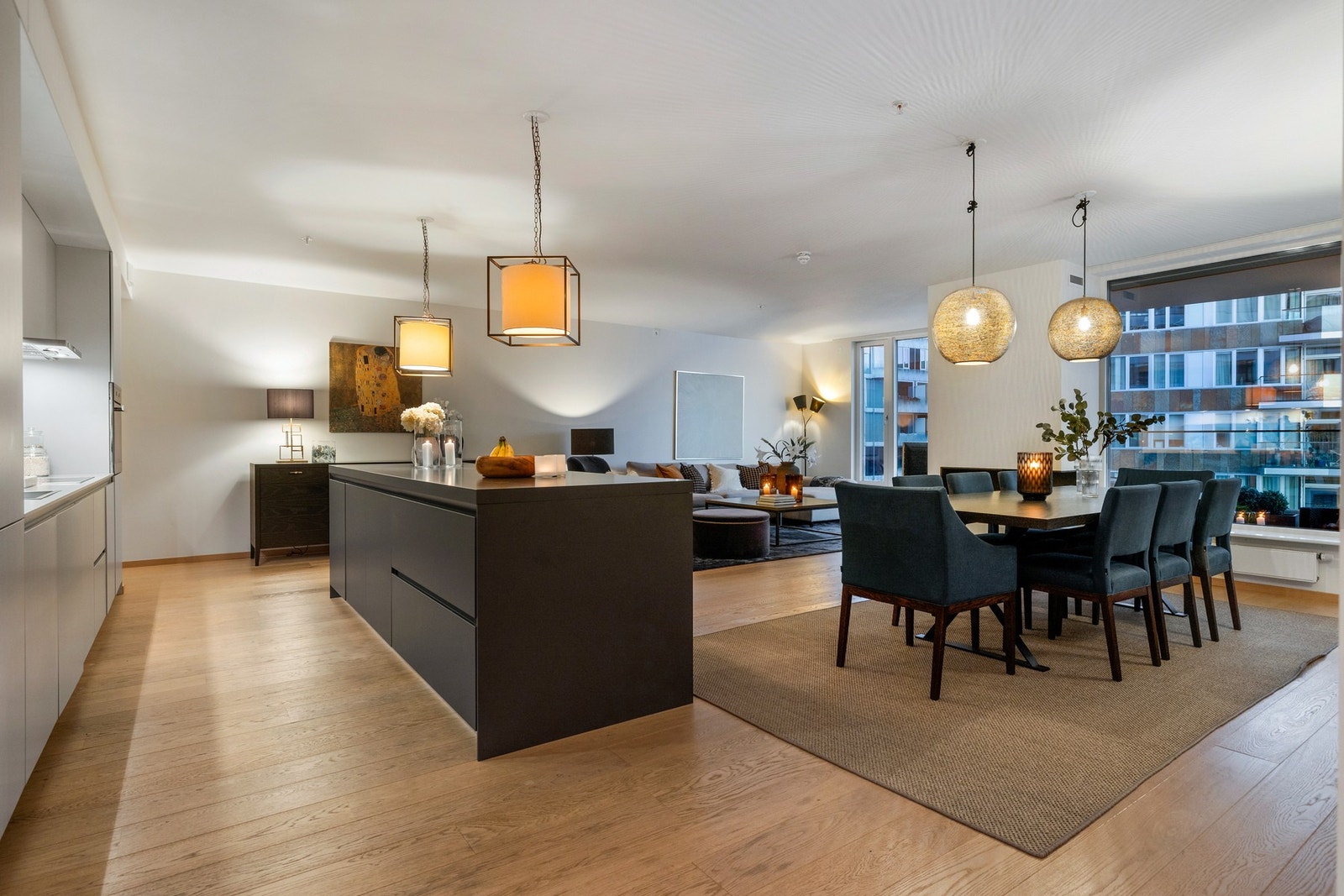Arbeidsflatene er rikelige og godt belyst, og en romslig mørke grå kjøkkenøy inviterer til matlaging på høyt nivå. Galleribilde