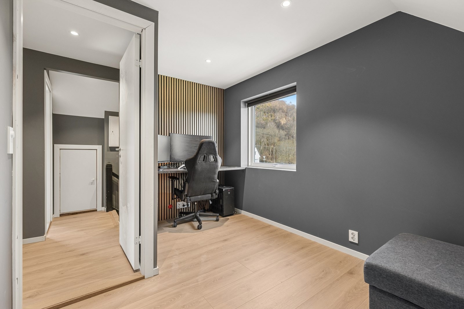 Soverom nr 2 har plass til både seng og kontorplass. Galleribilde
