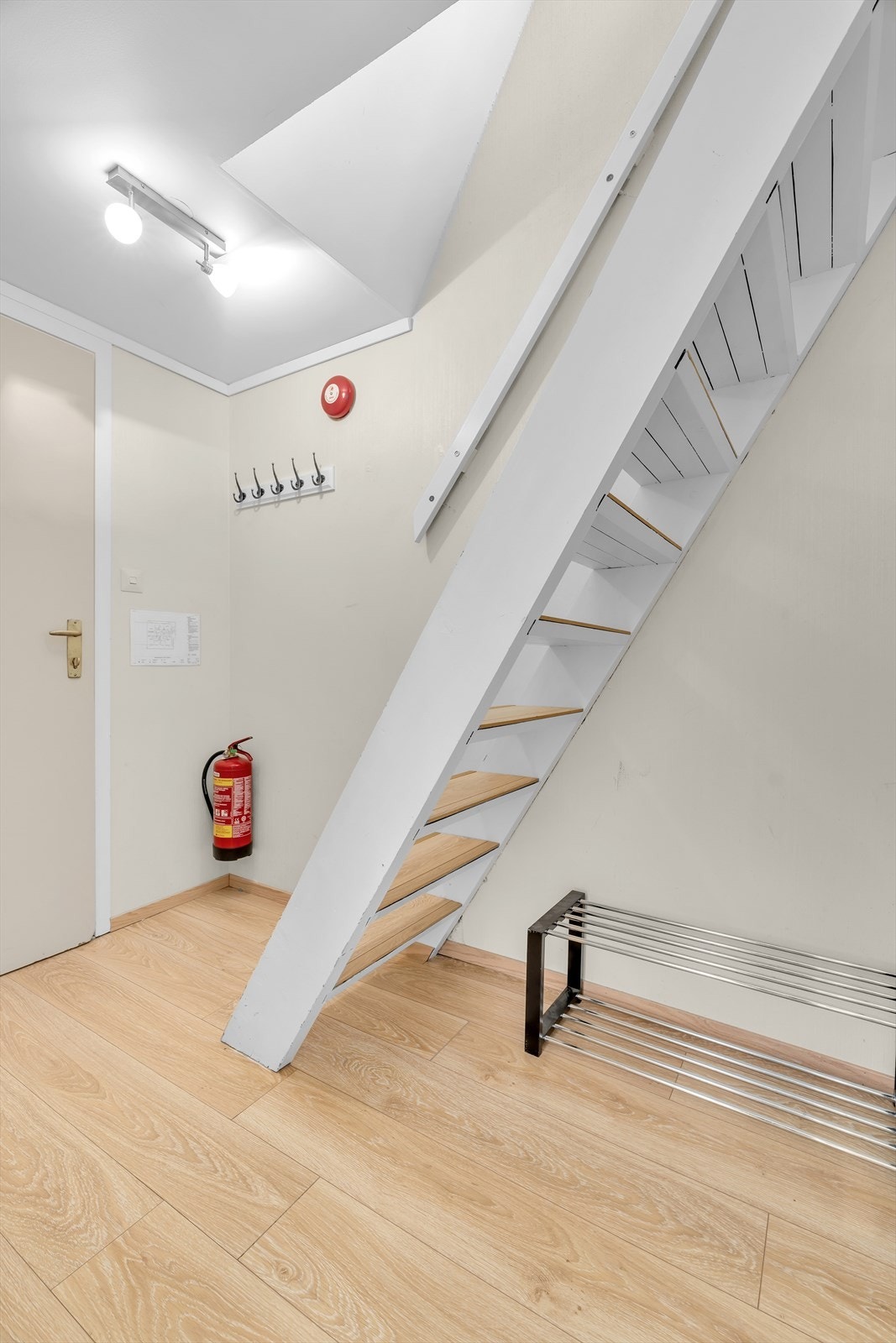 Fra gangen har man oppgang til hemsen. Galleribilde