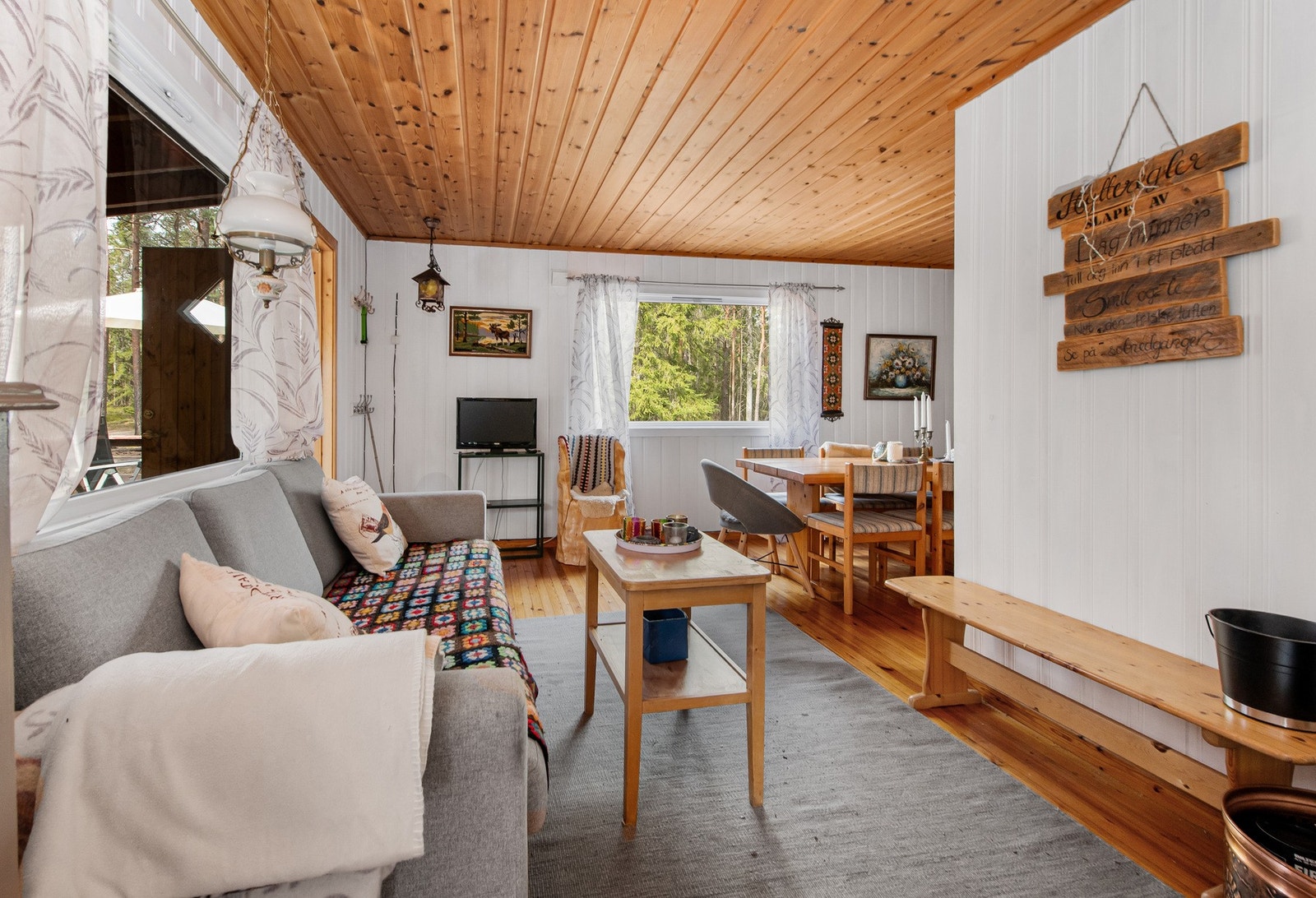 Her er det god plass til både sofakrok og spisebord, noe som gir en sosial og naturlig samlingsplass for familie og gjester. Galleribilde