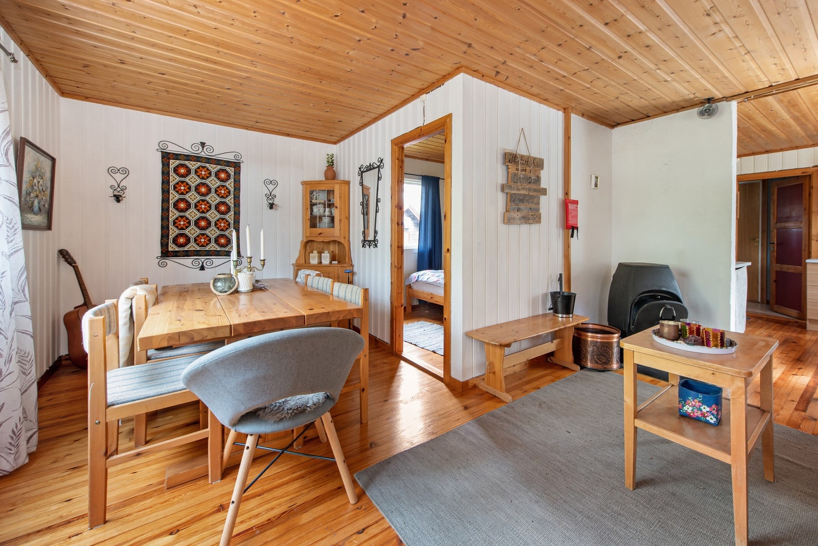 Fra stuen er det direkte utgang til den overbygde terrassen, som gir en fin forlengelse av oppholdsrommet og gode muligheter for lange sommerdager ute i rolige omgivelser. Galleribilde