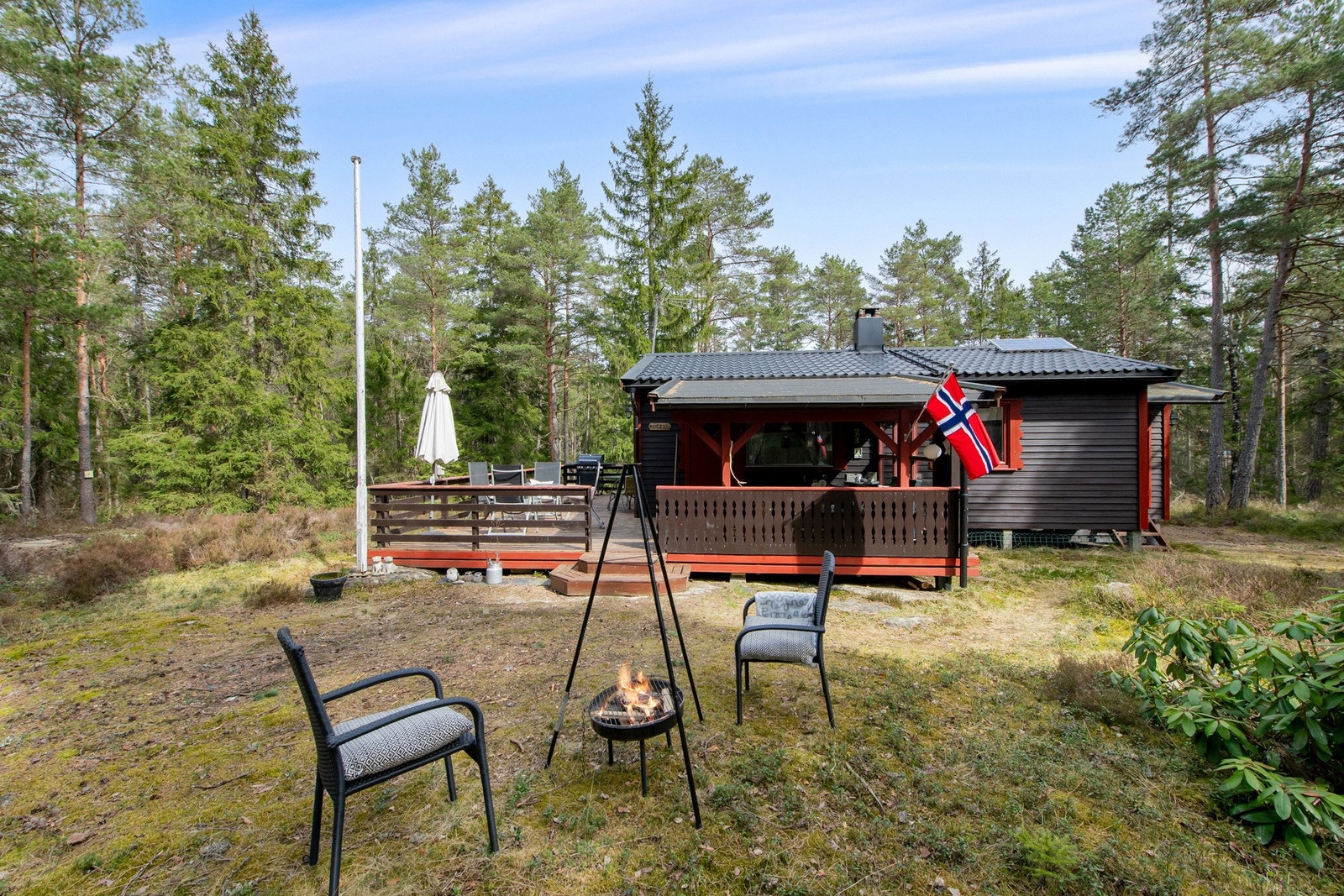Eiendommen ligger flott og usjenert til på en romslig naturtomt omgitt av skog og vakker natur, noe som gir den ekte, rolige hyttefølelsen mange ønsker seg. Galleribilde