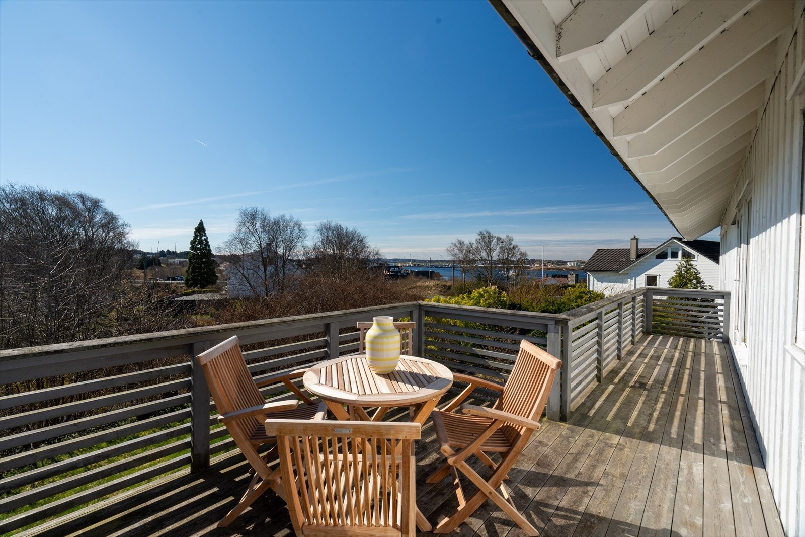 Solrik terrasse, hvor man kan nyte morgenkaffen og utsikten mot karmsundet Galleribilde