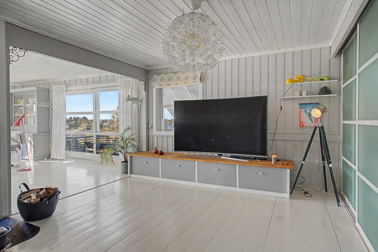 Bibliotek og tv-stue Galleribilde