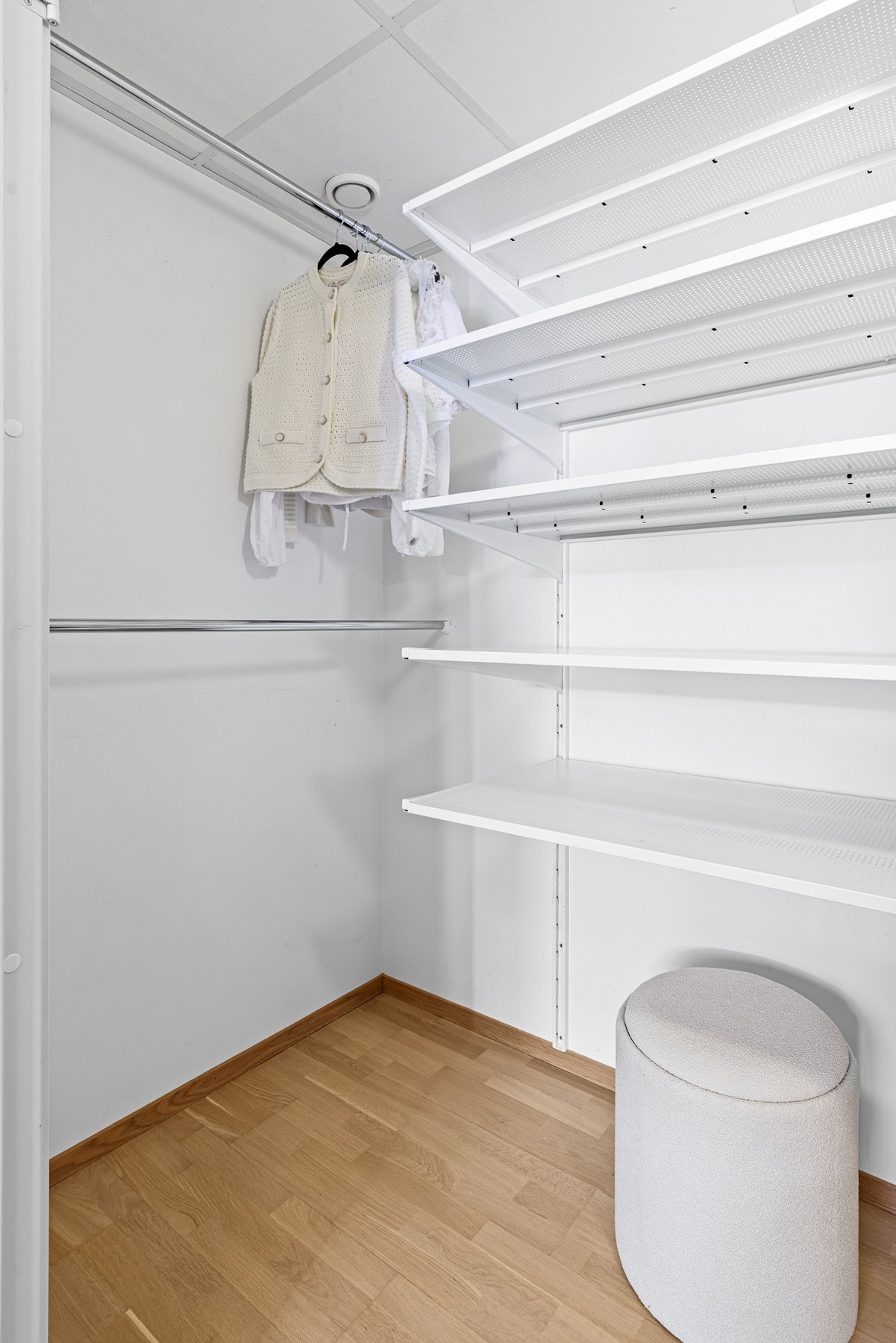 Walk-in garderobe på hovedsoverom Galleribilde