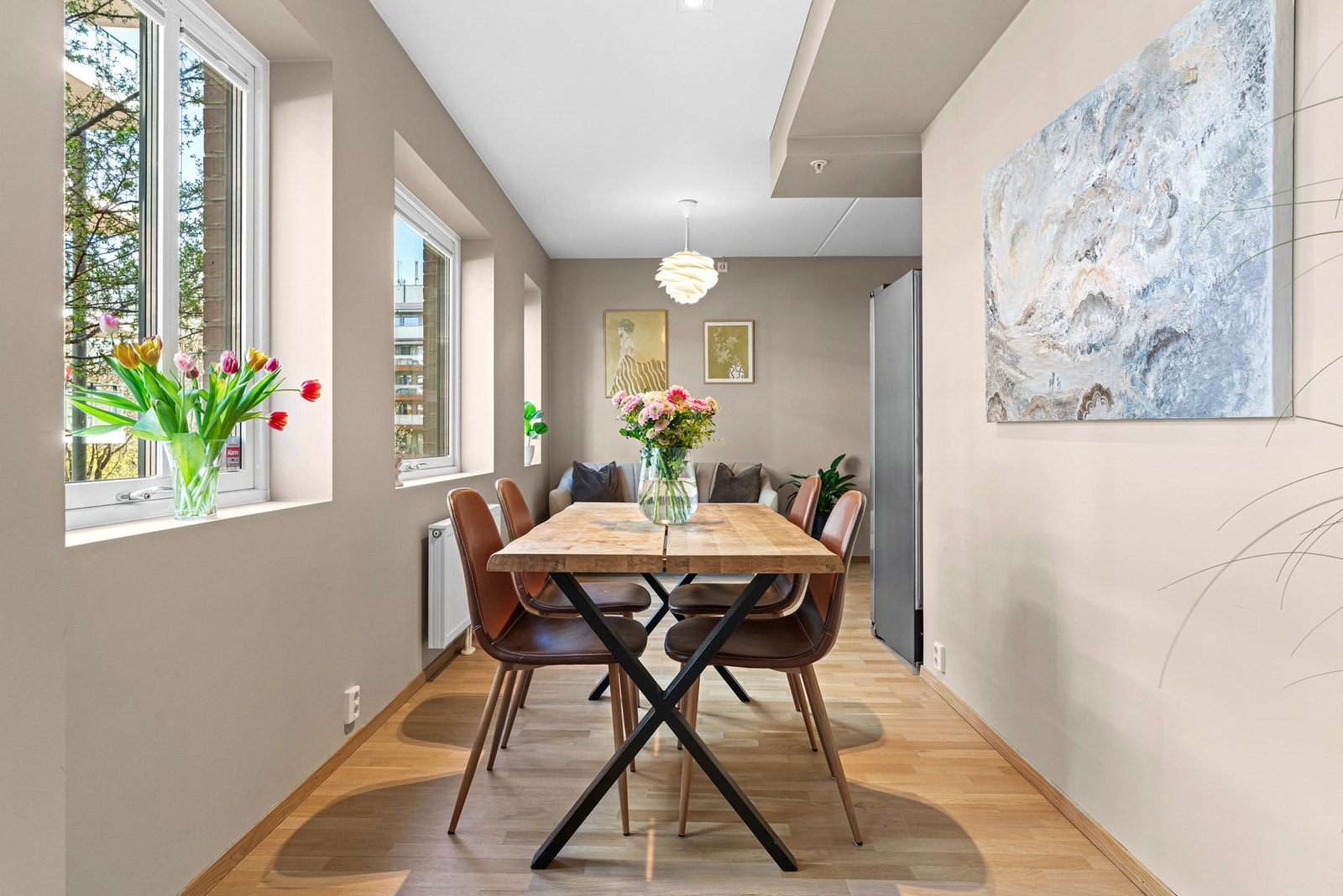 God plass til langbord og mange gjester Galleribilde