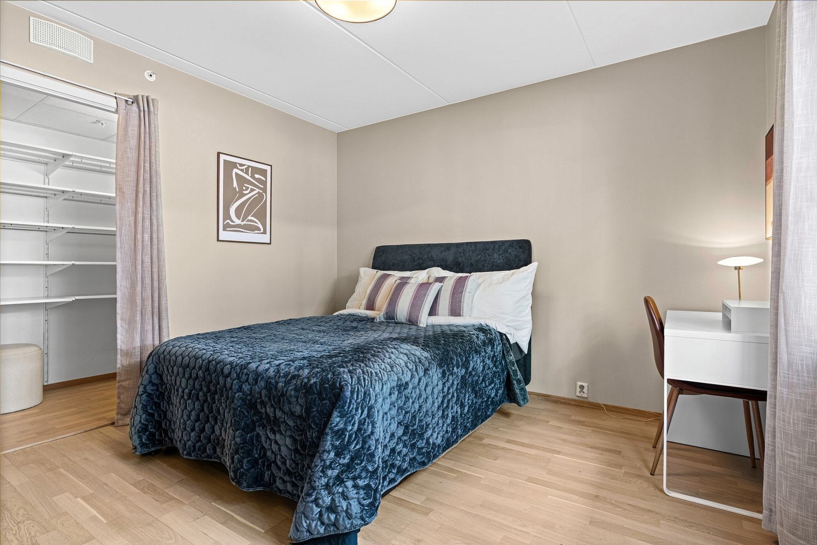 Romslig hovedsoverom med walk-in garderobe Galleribilde