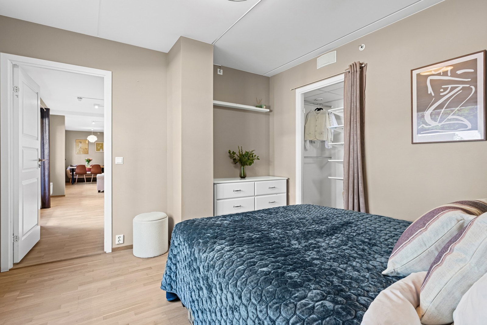 Romslig hovedsoverom med walk-in garderobe Galleribilde