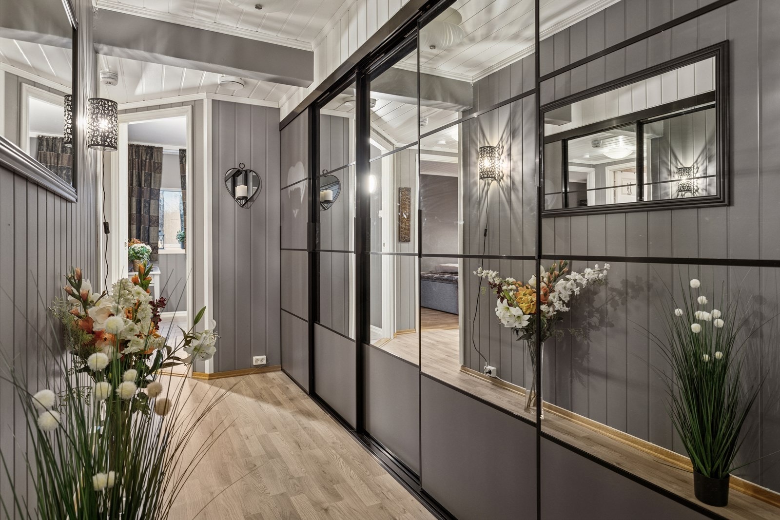 Gangen er på 10,5 m² og utstyrt med en moderne skyvedørsgarderobe. Galleribilde