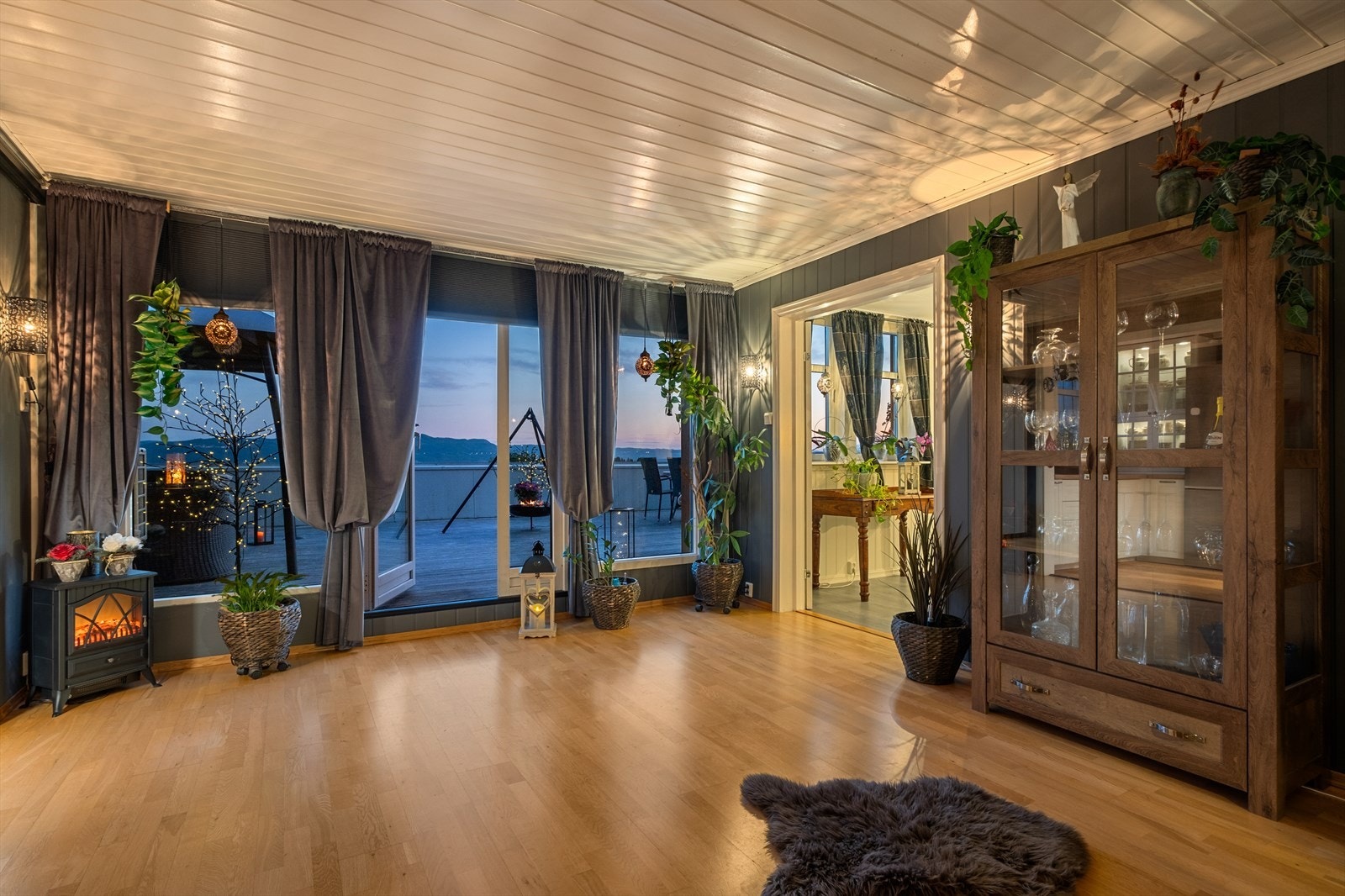 Fra stuen har du direkte tilgang til en romslig terrasse på hele 65 m². Galleribilde