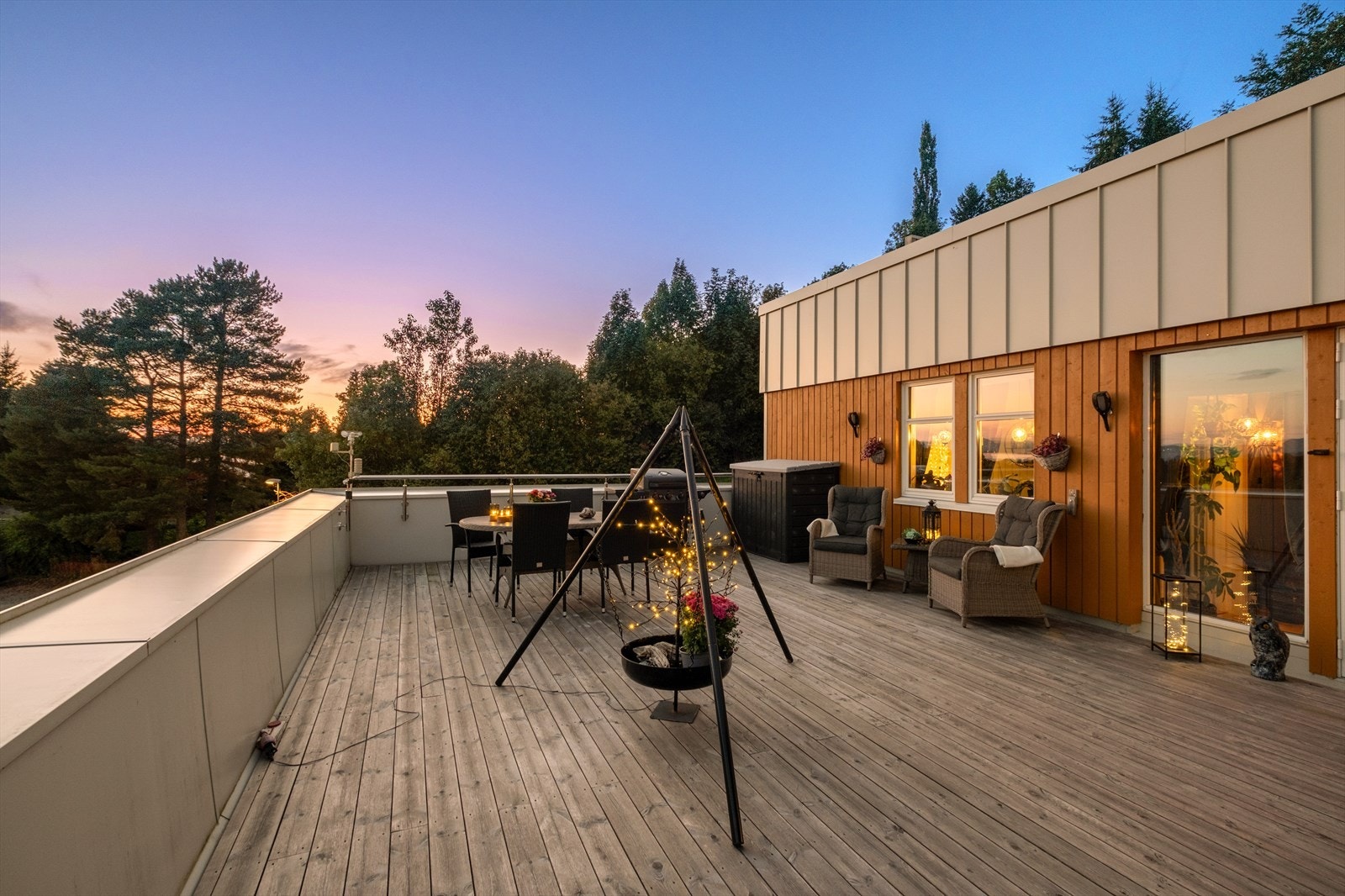 Terrassen er på hele 65 kvm og har meget gode sol og utsiktsforhold. Galleribilde
