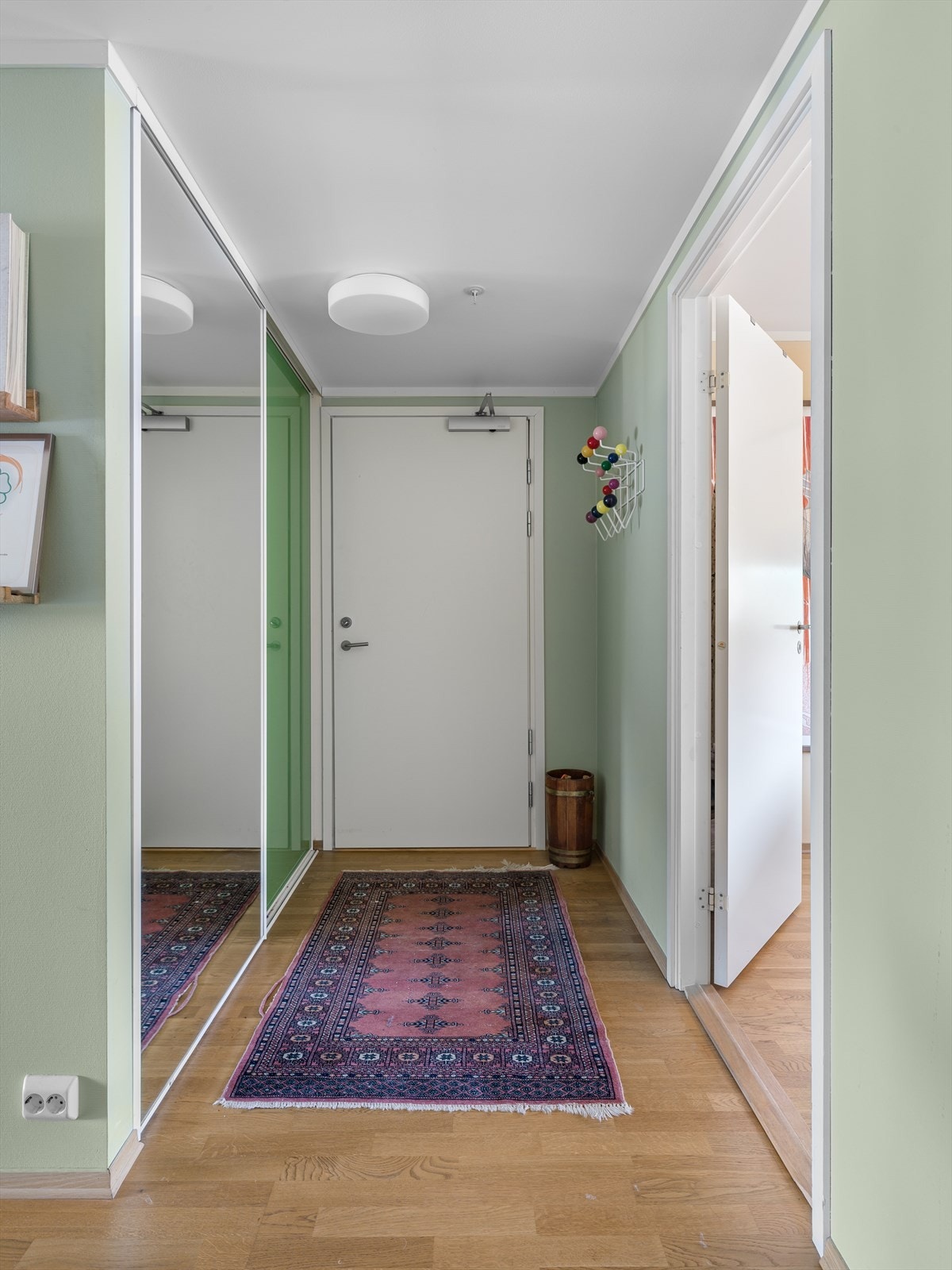 Entré med skyvedørsgarderobe og knaggrekke for yttertøy. Galleribilde