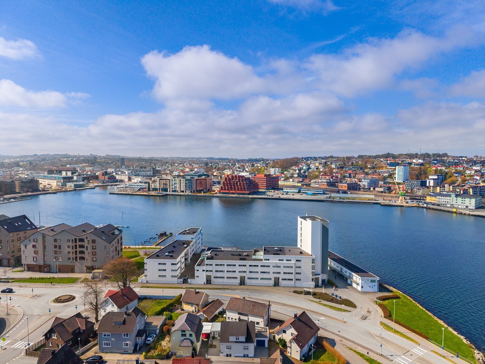 Fin mulighet til å bo i passe avstand fra sentrumskjernen samtidig som de umiddelbare omgivelser er luftige og fantastiske. Galleribilde