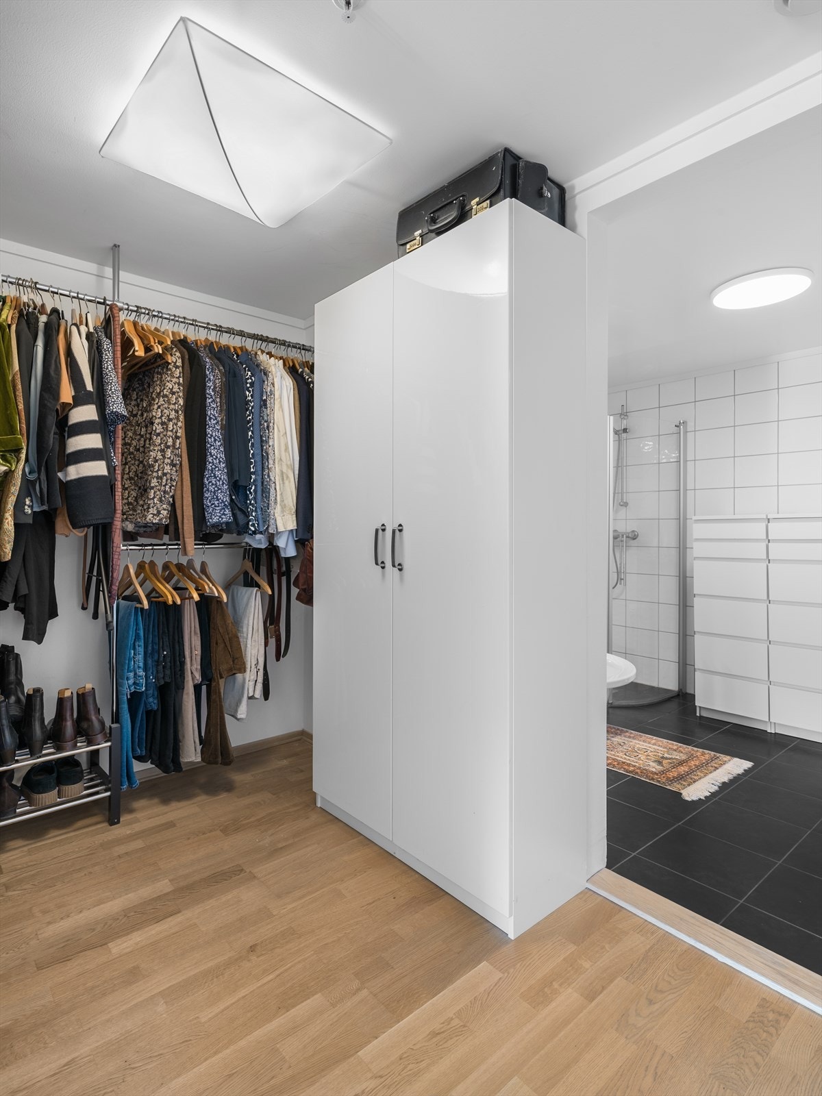 Hovedsoverommet har garderobeløsning og walk-in closet som gir ytterliggere lagringsplass. Galleribilde