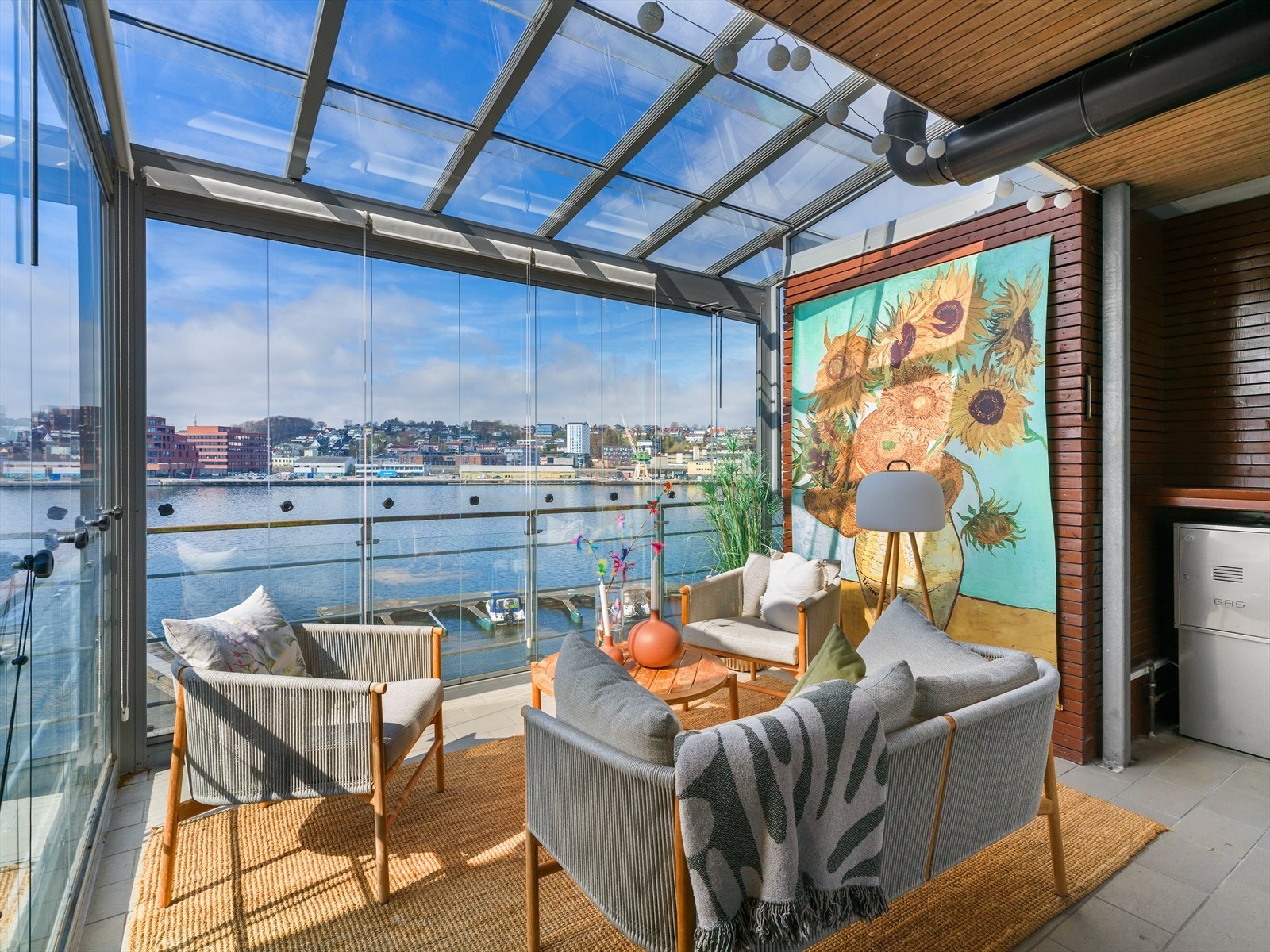 Balkongen er godt skjermet mot naboer, glassfeltene kan skyves til siden for å slippe solen inn. Galleribilde