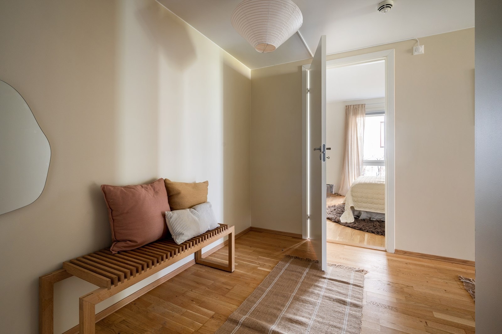 Innbydende entré med god plass til oppheng av ytterklær, oppbevaring av sko, og for eksempel barnevogn. Galleribilde