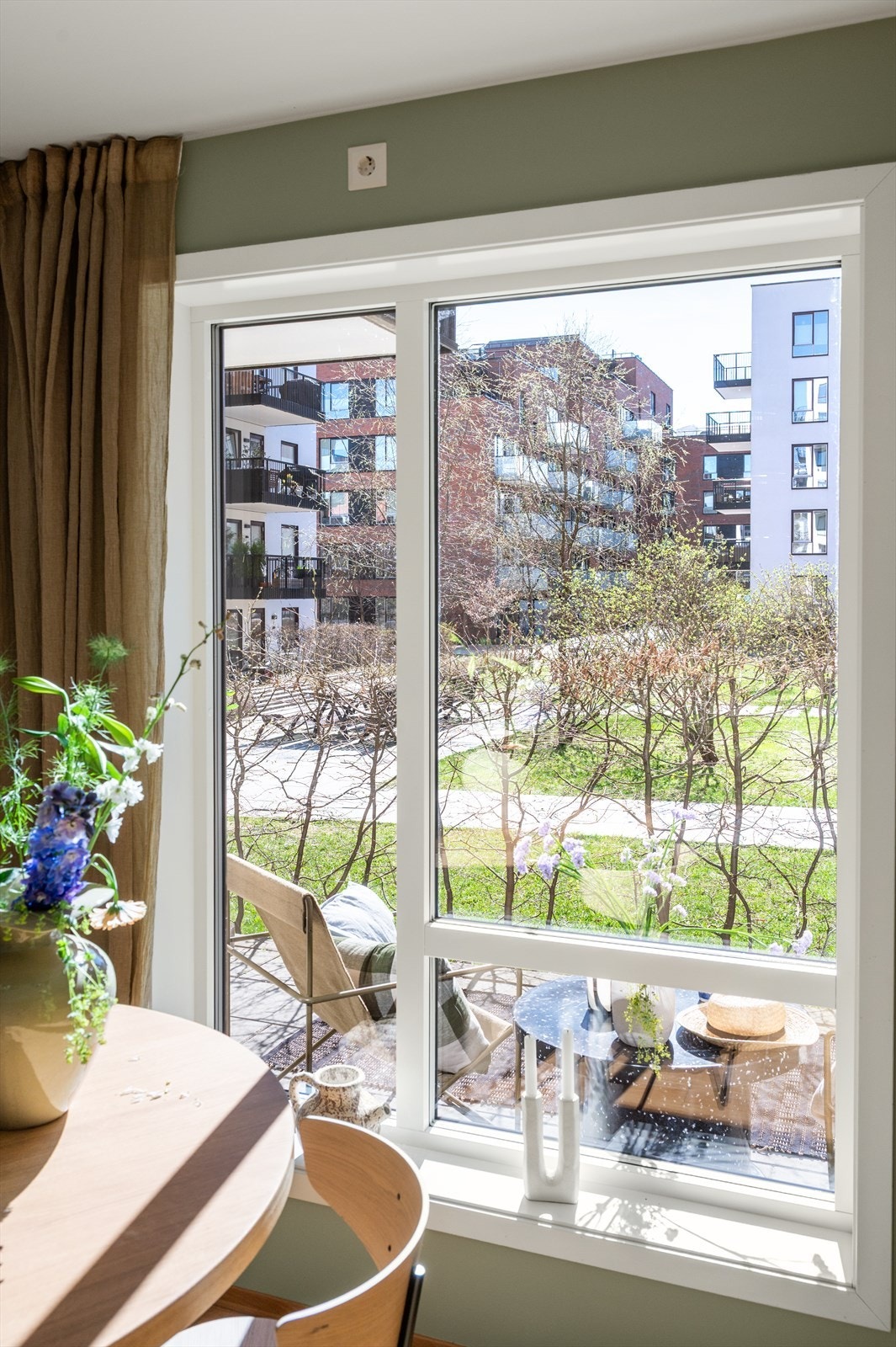 Hyggelig utsikt fra spisebordet. Galleribilde