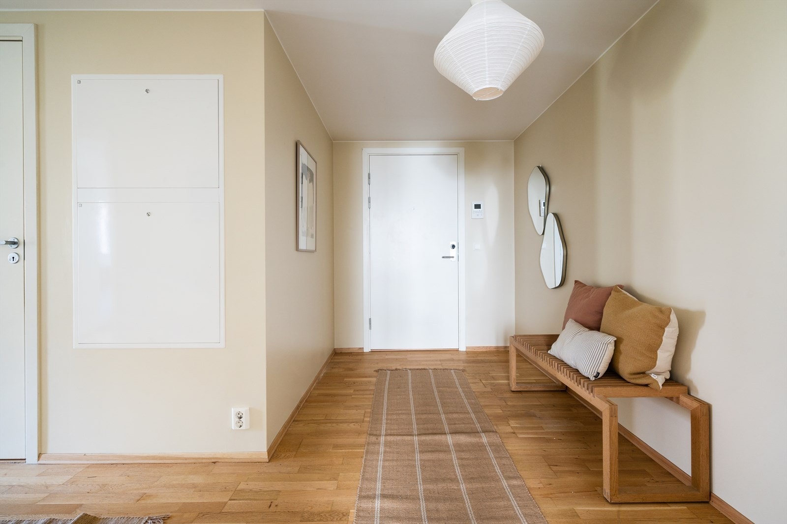 Dørtelefon er praktisk plassert ved inngangsdøren, og det er plass til et garderobeskap for ekstra lagring. Galleribilde