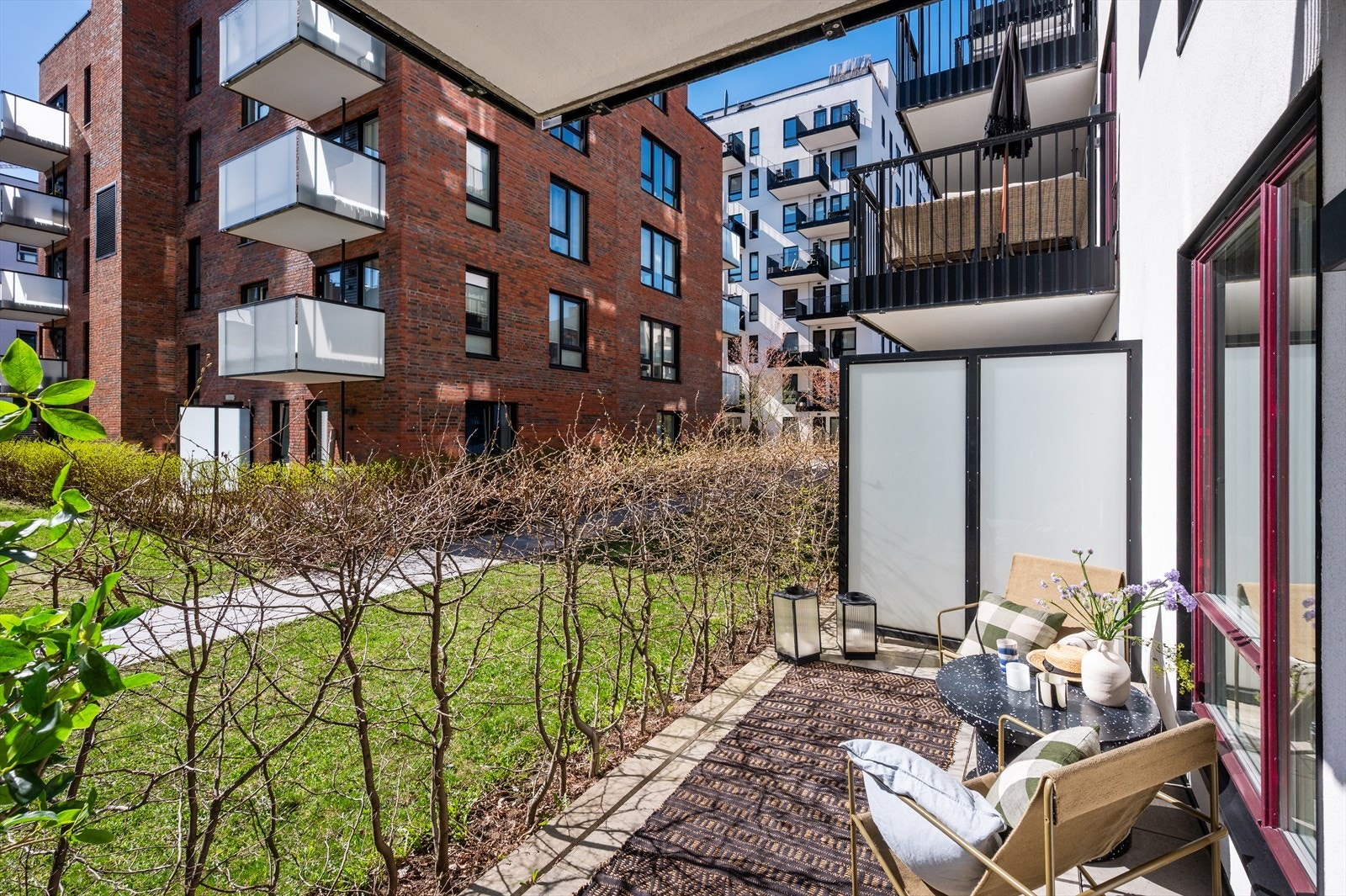 Markterrassen fungerer utmerket som en forlengelse av boligen i sommerhalvåret. Galleribilde