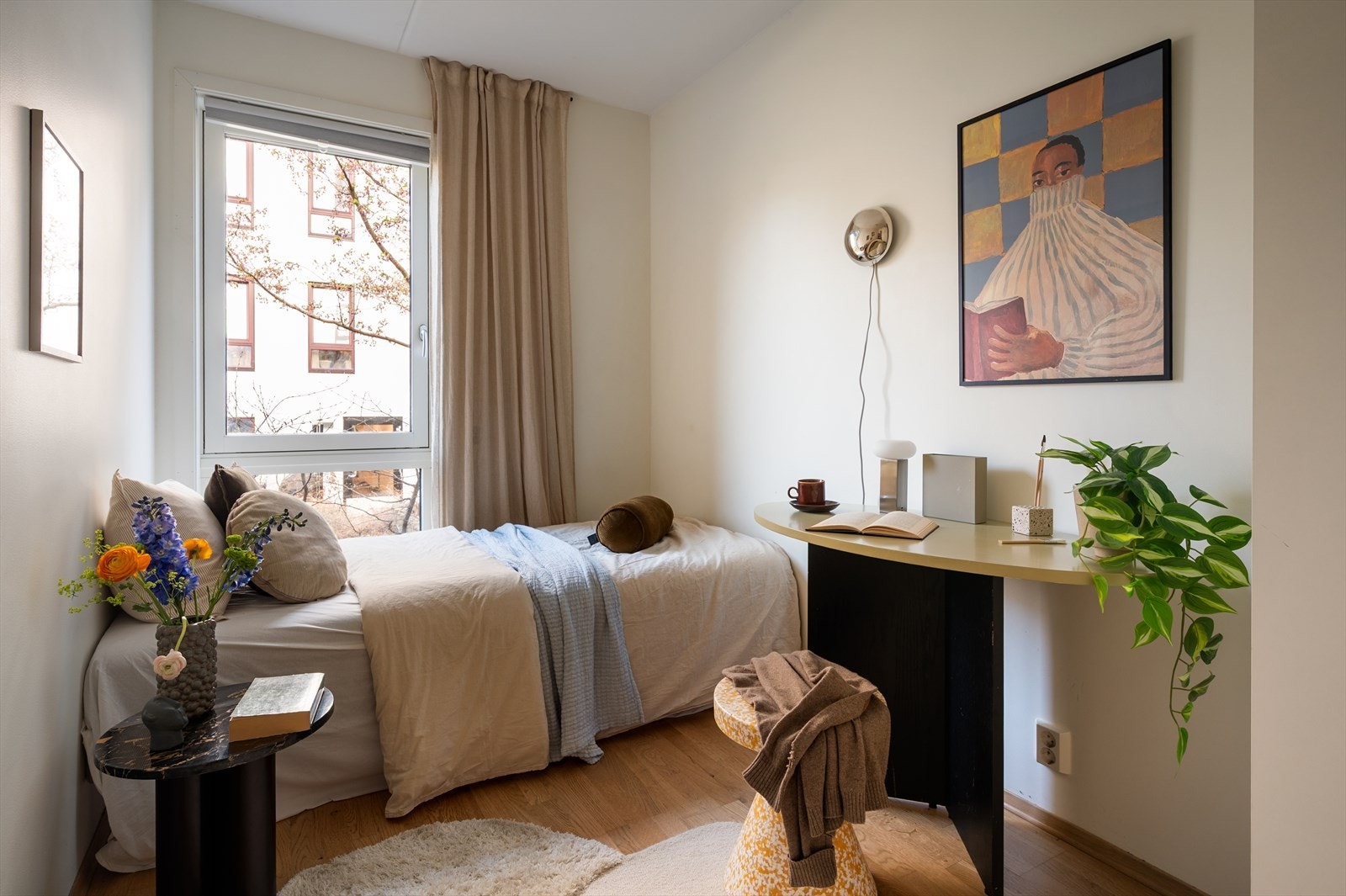 Rommet har plass til seng, nattbord, kontorpult og garderobeskap. Galleribilde
