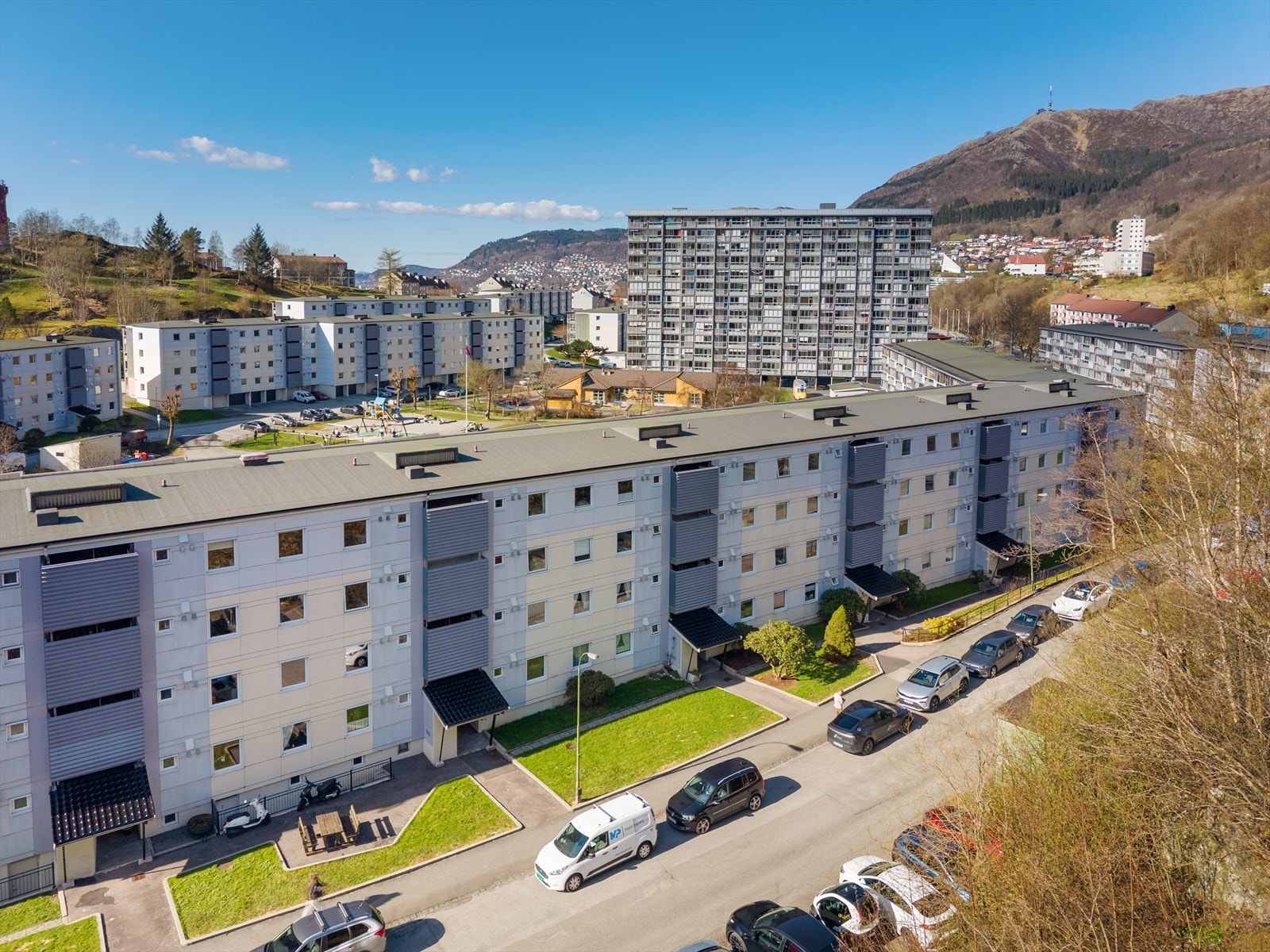 Her bor du i rolige omgivelser, samtidig som du har kort vei til et bredt utvalg av servicetilbud og fasiliteter. Galleribilde