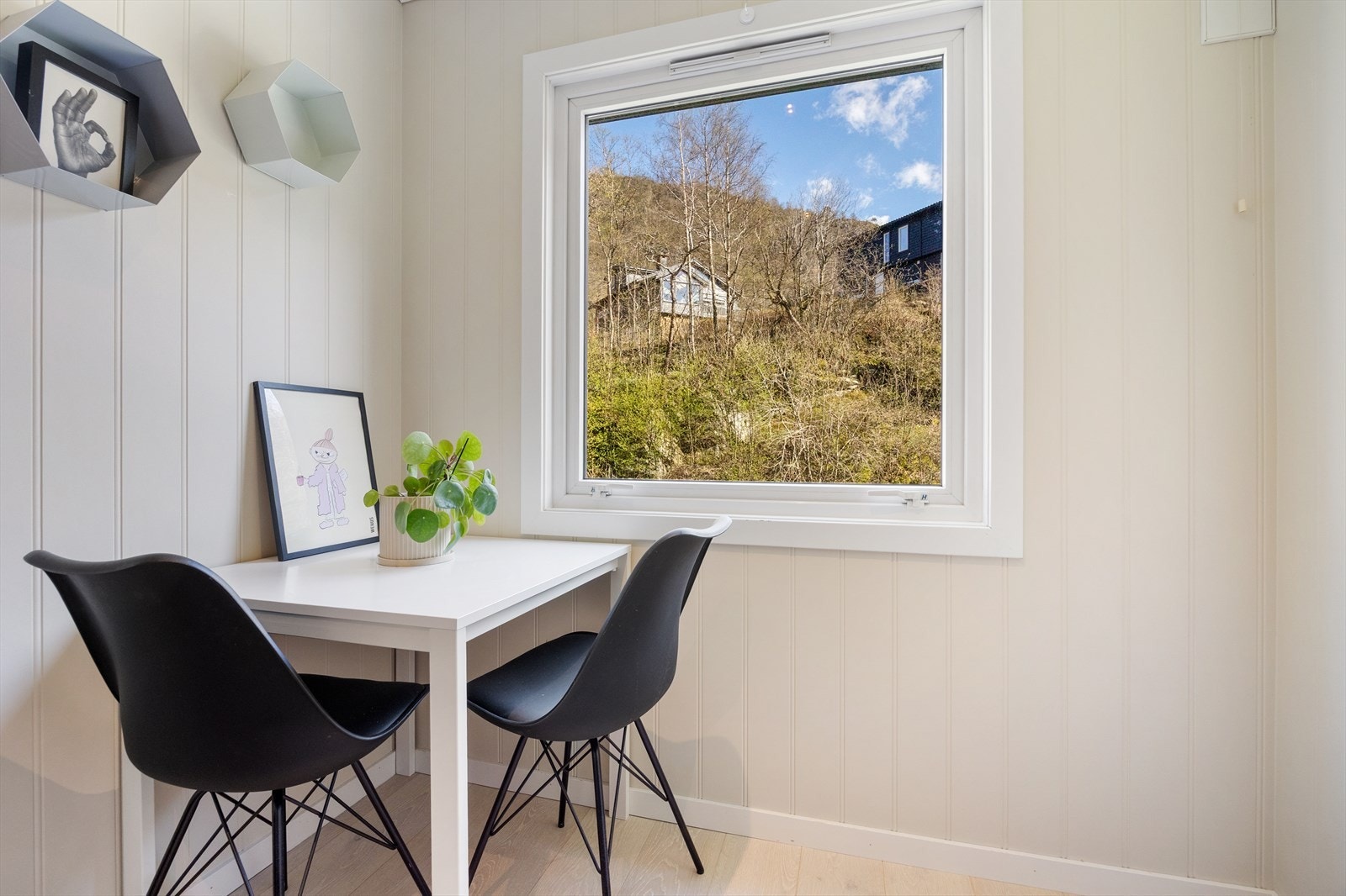 Det er også plass til et lite spisebord på kjøkkenet - en perfekt krok for frokost eller en enkel kopp kaffe. Galleribilde