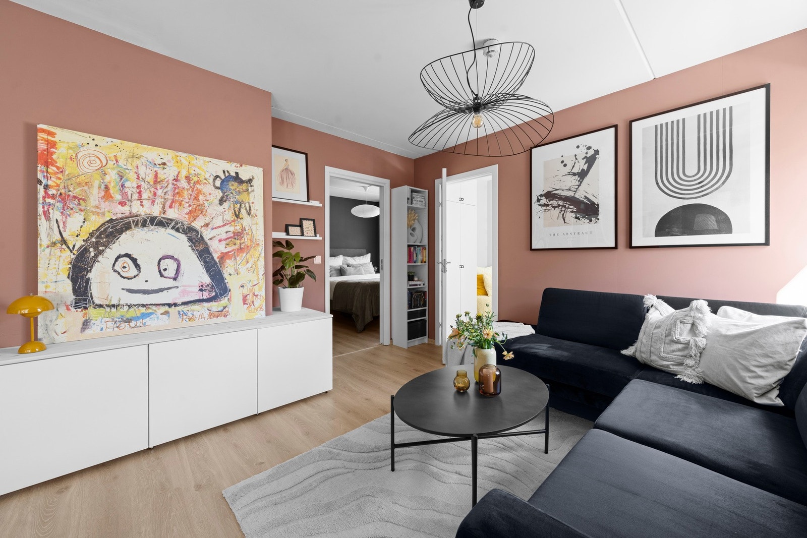 Leiligheten har balansert ventilasjon, vannbåren gulvvarme fra bergvarme og sentralanlegg for vann. Galleribilde