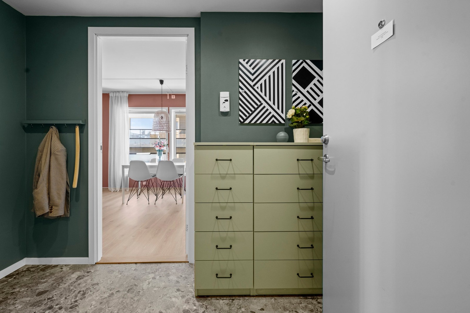 Entreen har vannbåren gulvvarme og skyvedørsgarderobe. Stor bod i kjeller 8 kvm. Galleribilde