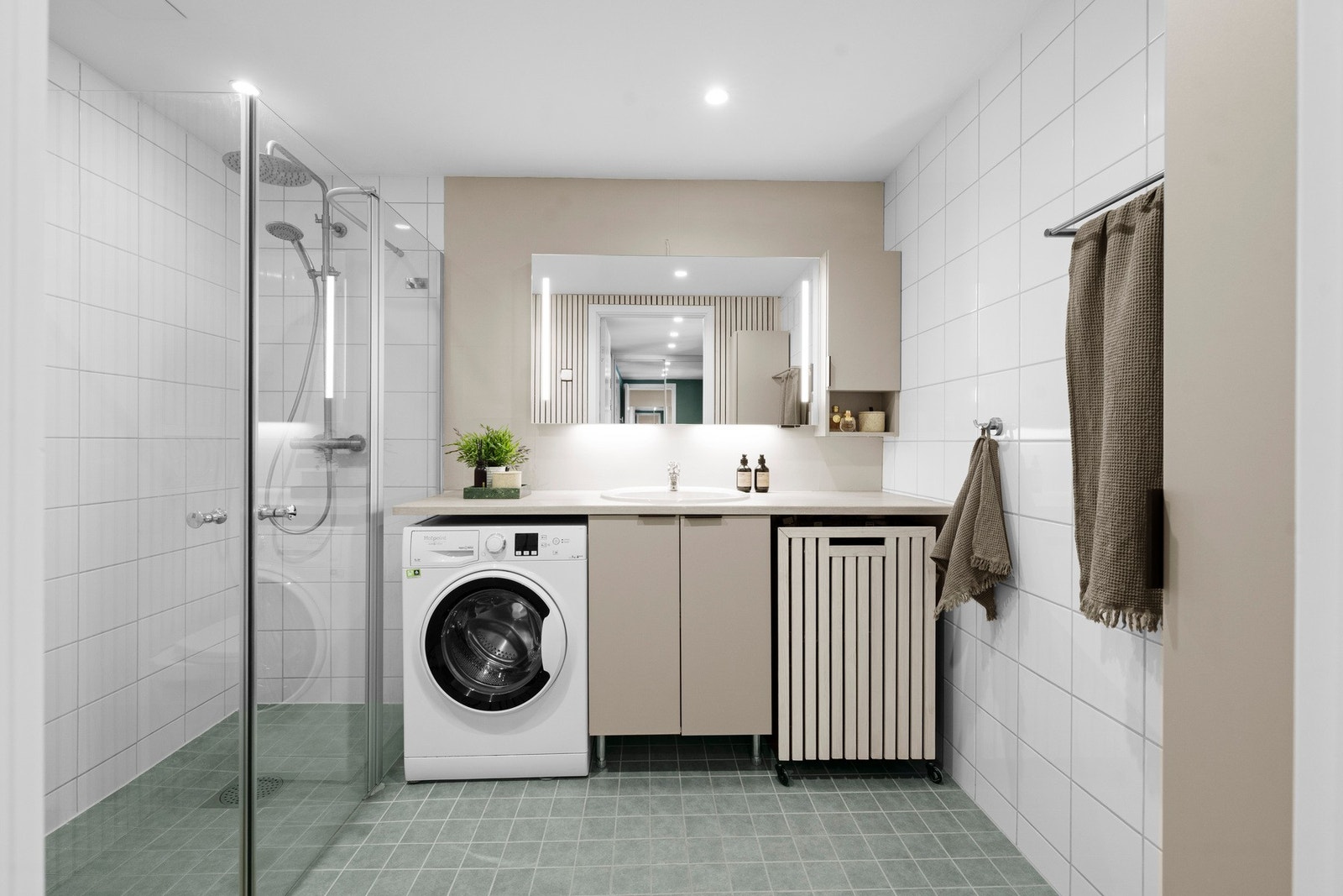 Badet er innbydende og romslig og har god standard fra 2012. Galleribilde